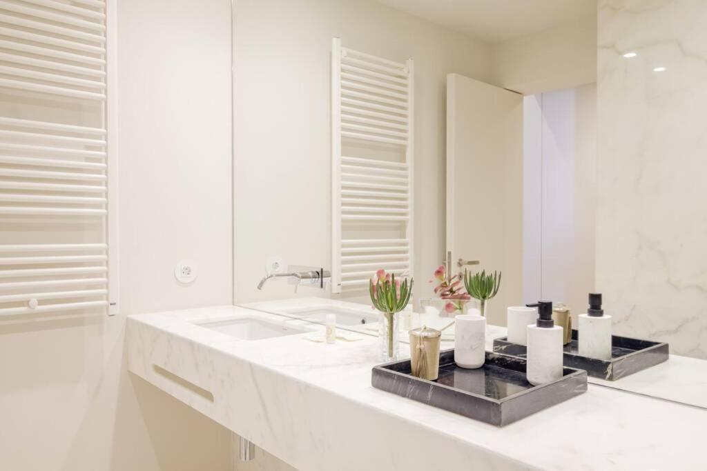 BOUTIQUE Rentals- Art & Charm Apt w/ balcony & garage