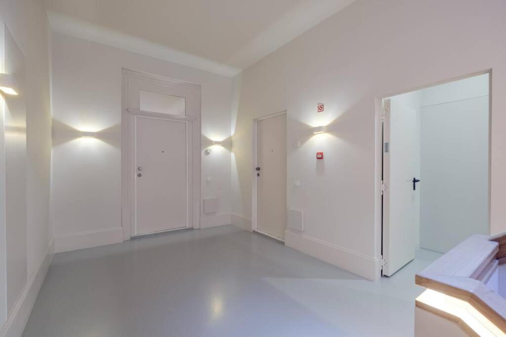 BOUTIQUE Rentals- Art & Charm Apt w/ balcony & garage