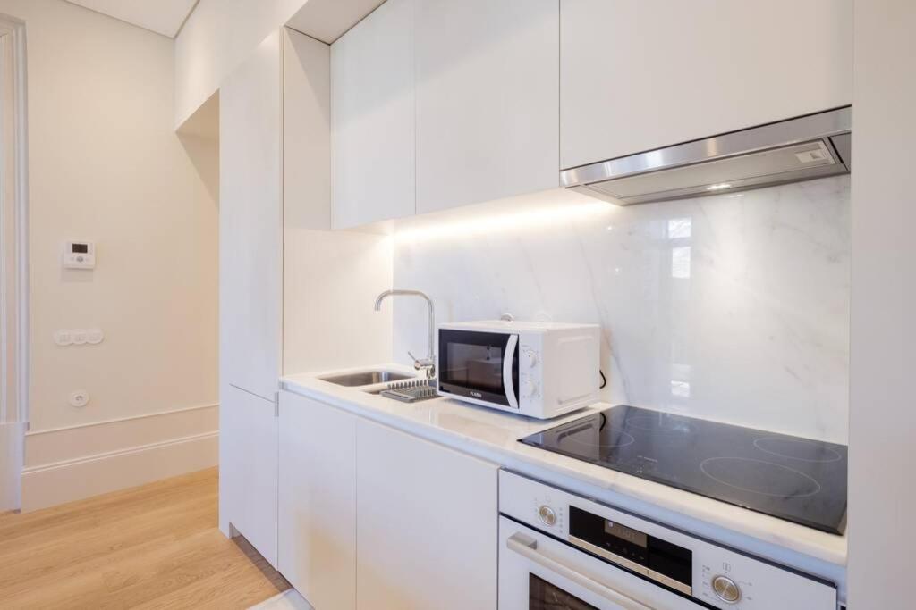 BOUTIQUE Rentals- Art & Charm Apt w/ balcony & garage