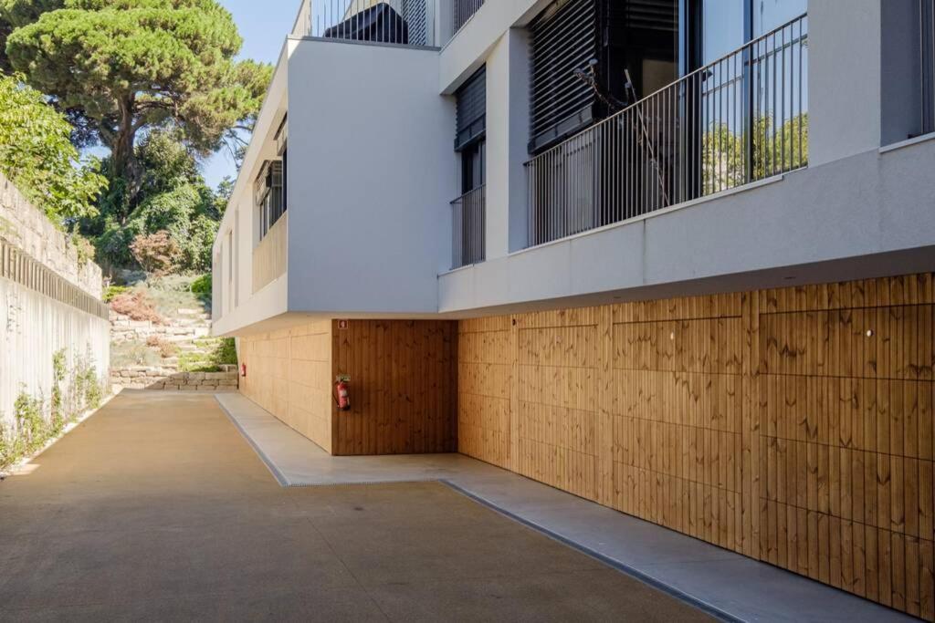BOUTIQUE Rentals- Art & Charm Apt w/ balcony & garage