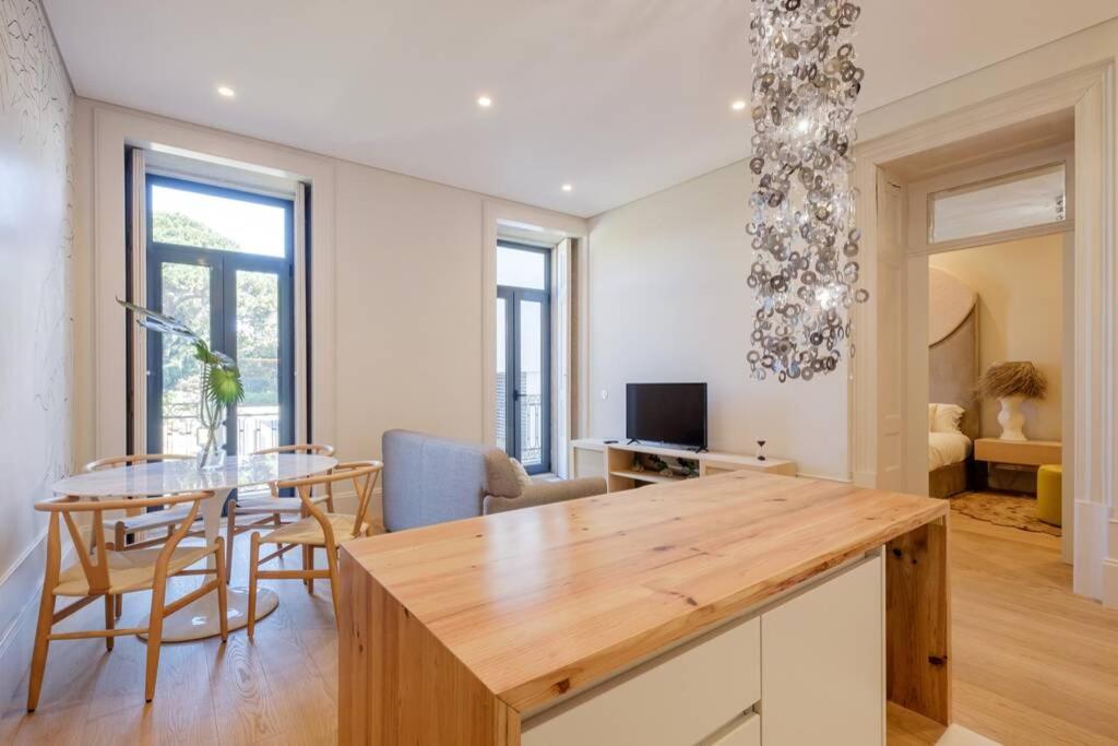 BOUTIQUE Rentals- Art & Charm Apt w/ balcony & garage