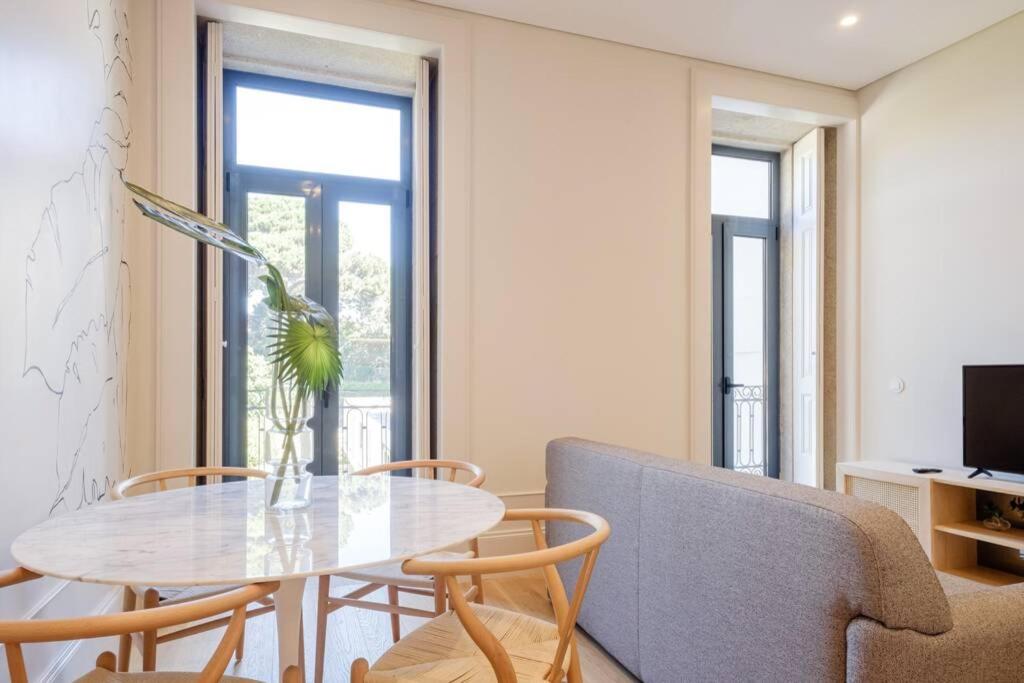 BOUTIQUE Rentals- Art & Charm Apt w/ balcony & garage