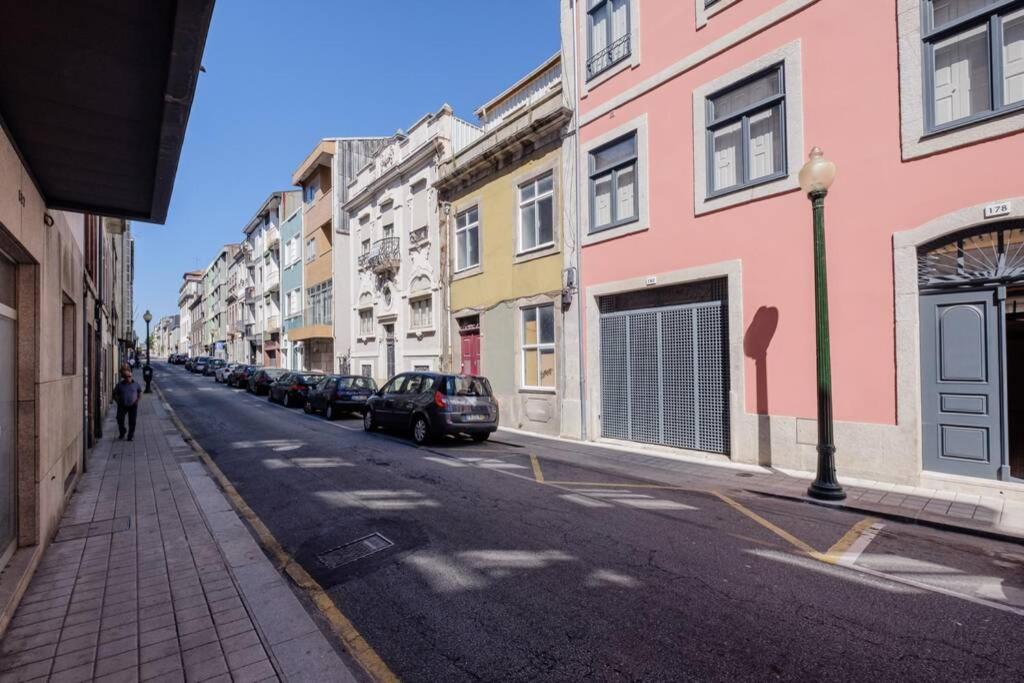 BOUTIQUE Rentals- Art & Charm Apt w/ balcony & garage