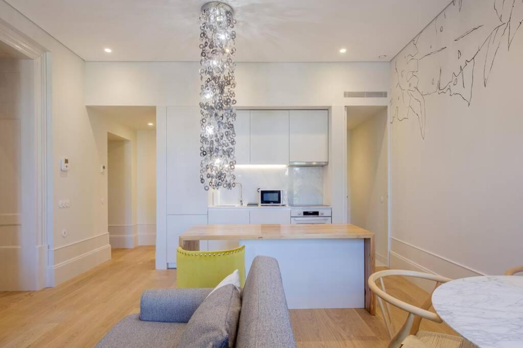 BOUTIQUE Rentals- Art & Charm Apt w/ balcony & garage