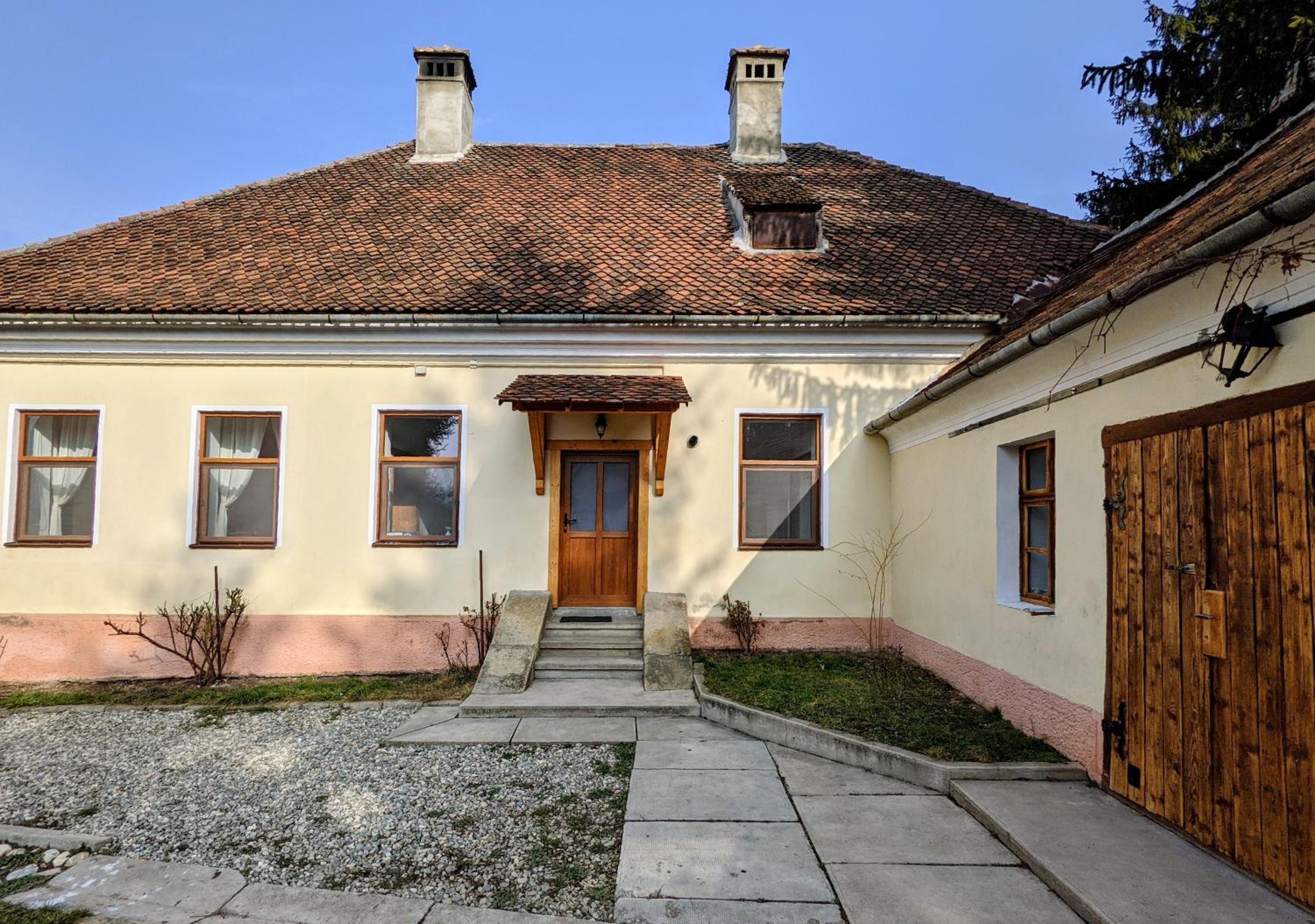 Gästehaus Honigberg next to the Fortified Church of Harman