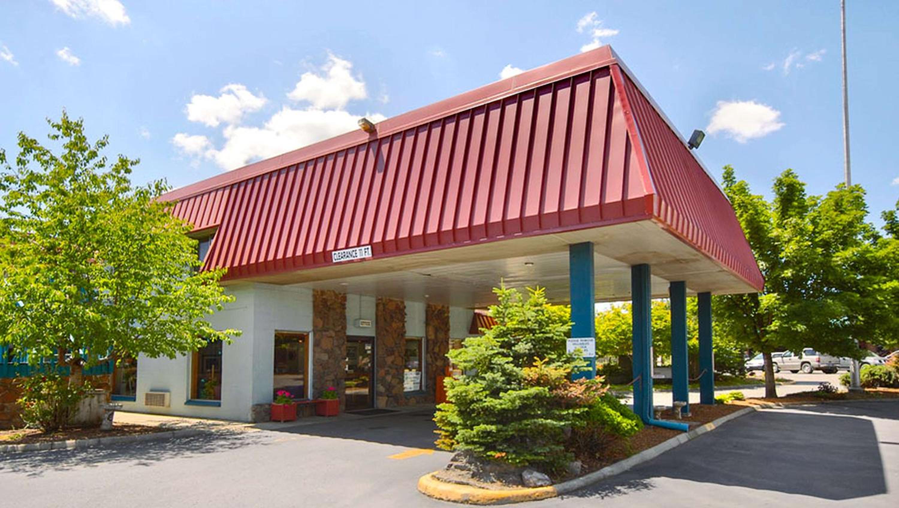 La Grande Vacations - The La Grande Inn - Property Image 1