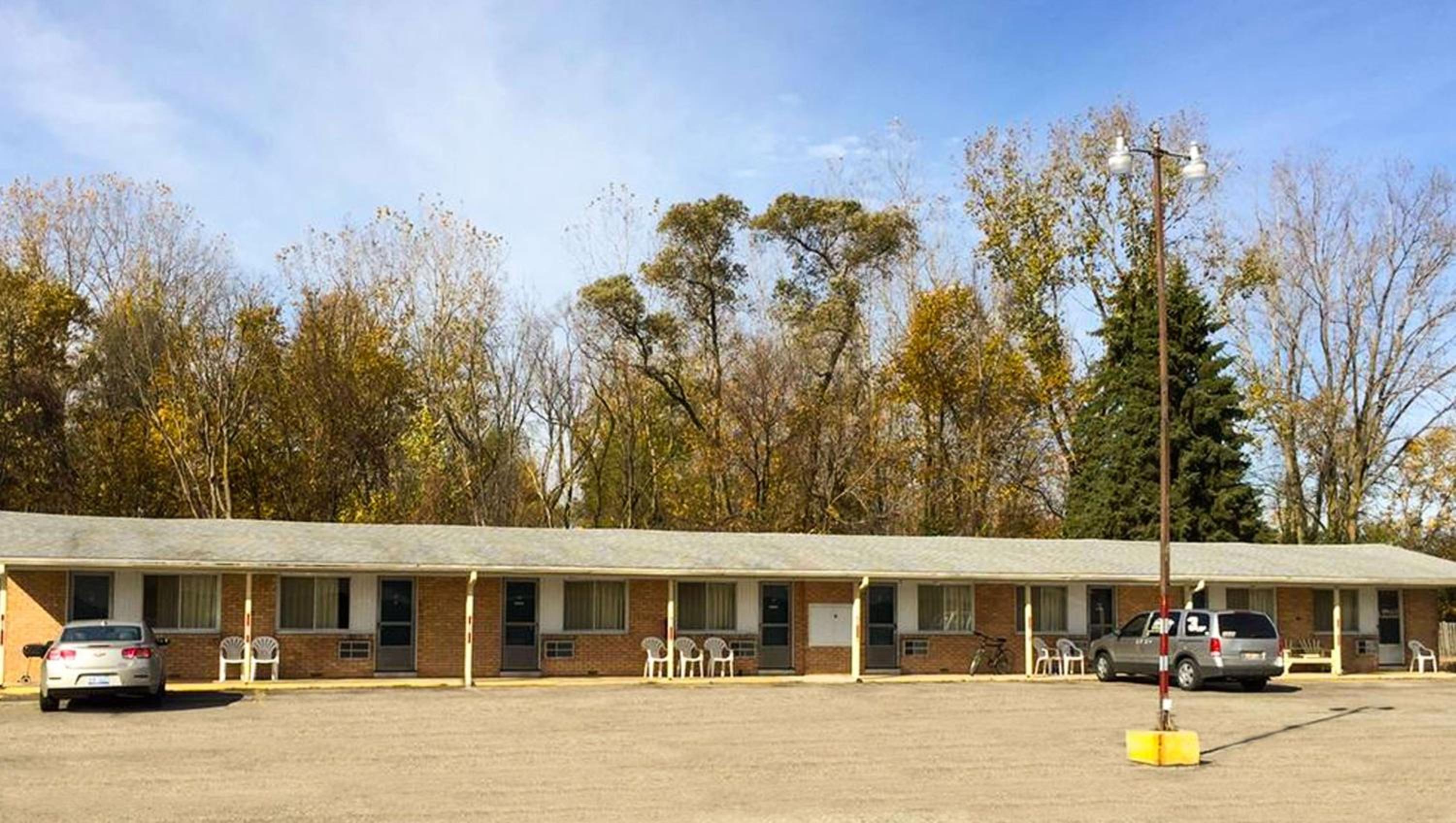 Mount Pleasant Vacations - Alma Motel - Property Image 2