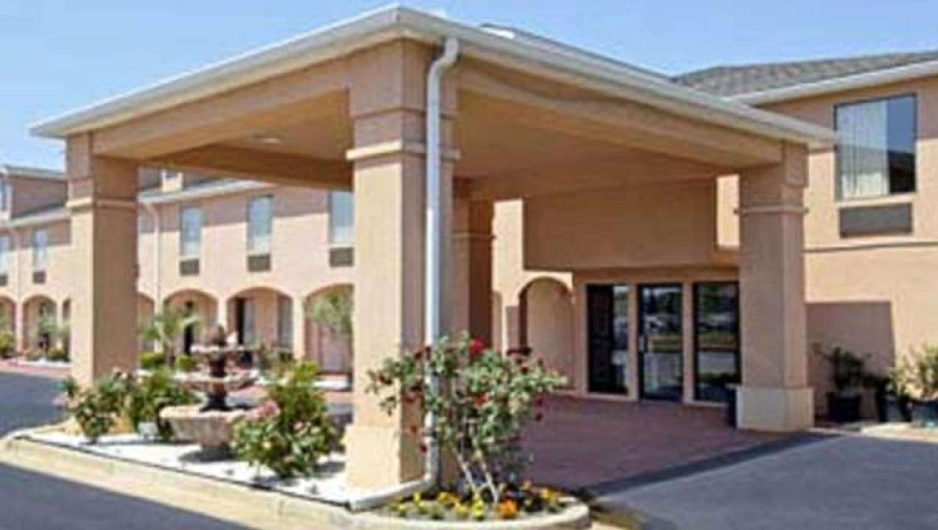 Milledgeville Vacations - Gray Inn  Suites - Property Image 2