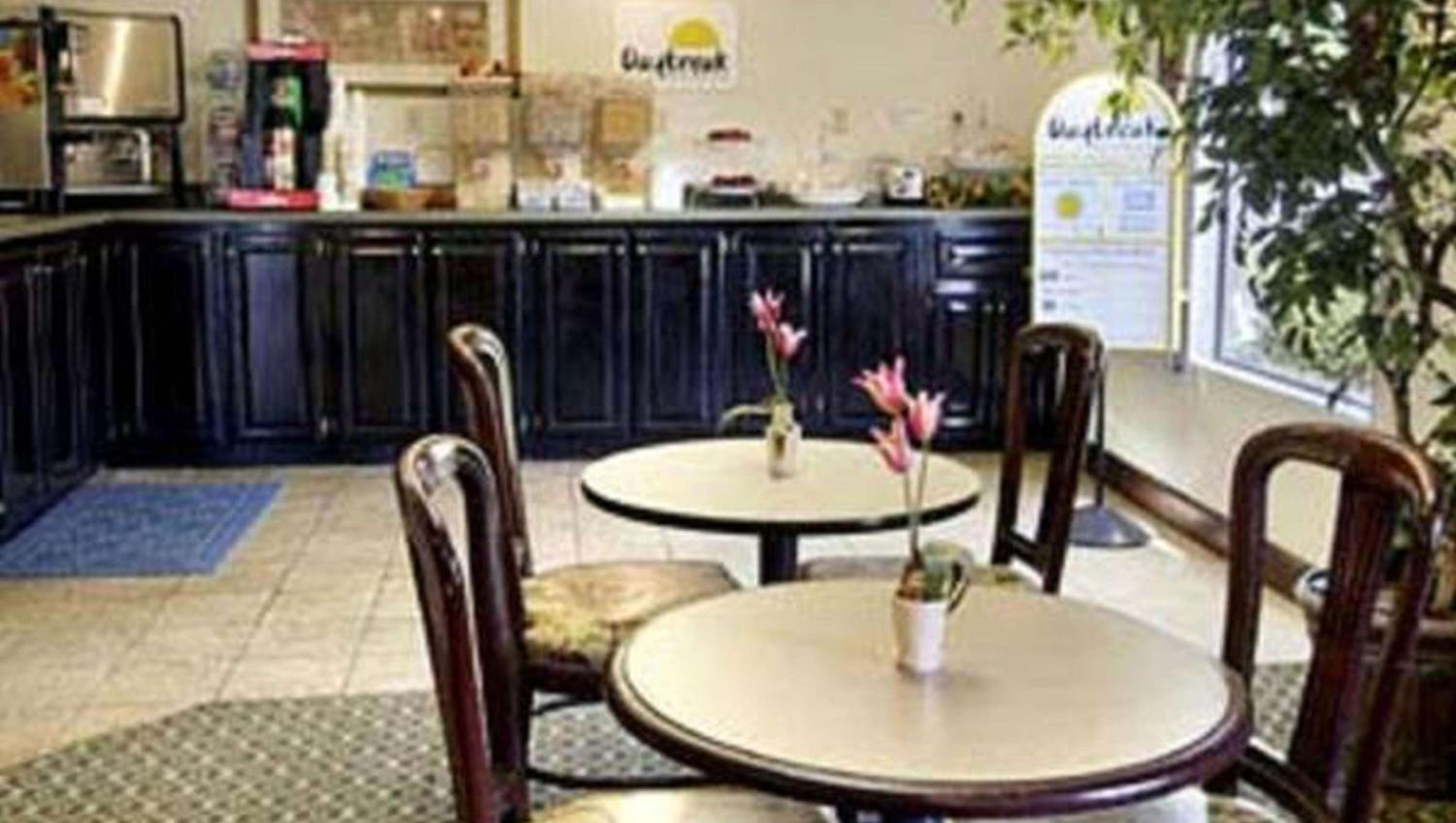 Milledgeville Vacations - Gray Inn  Suites - Property Image 3