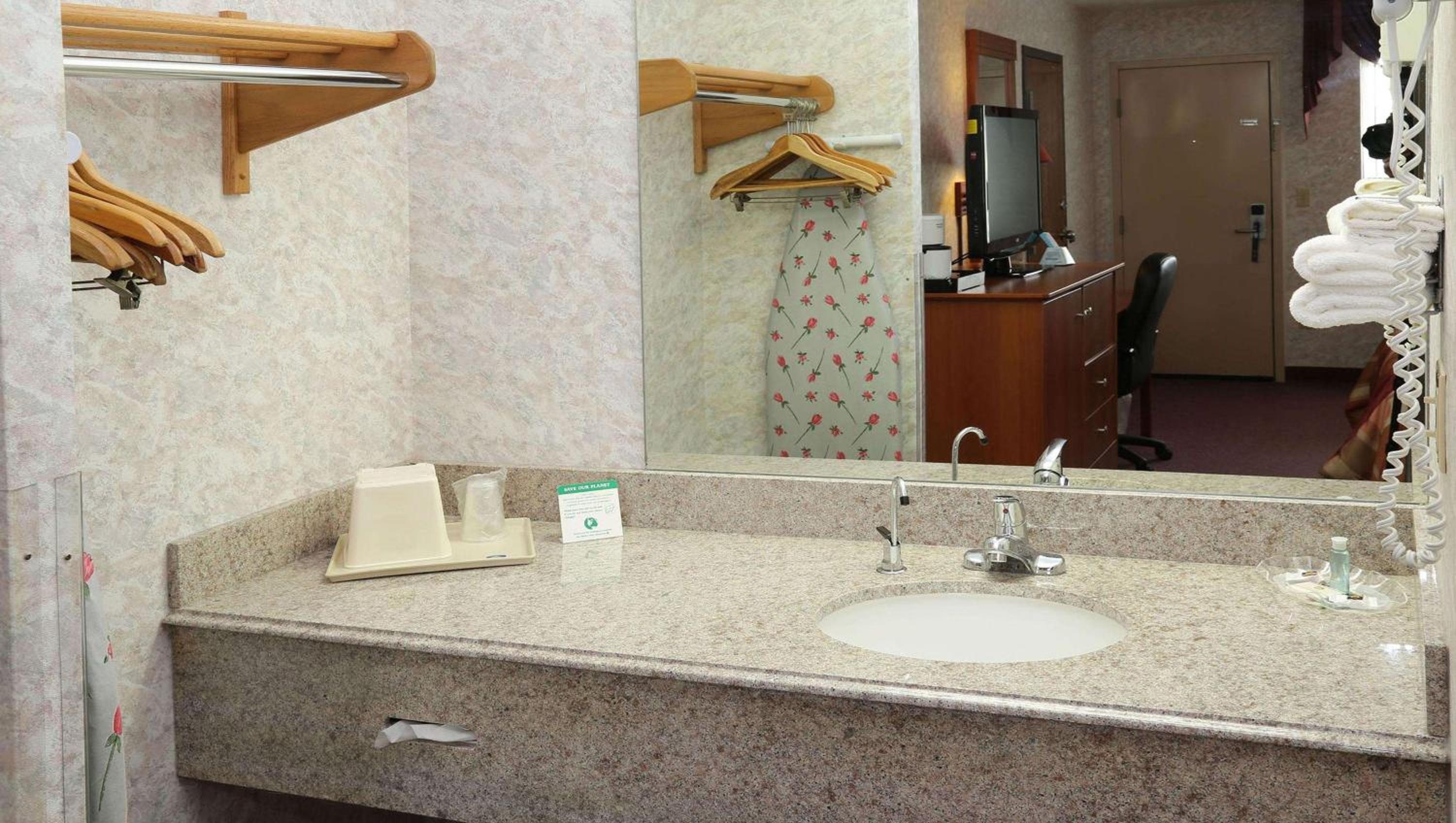 Magnuson Hotel Howell/Brighton