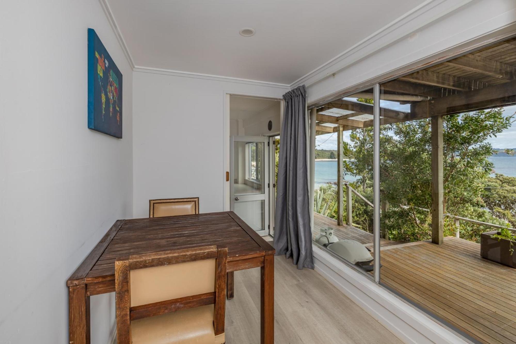 Tapuaetahi Beachfront Downstairs Unit view 3