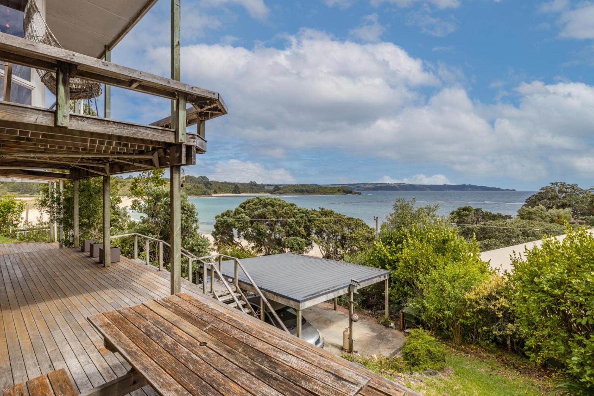 Tapuaetahi Beachfront Downstairs Unit view 5