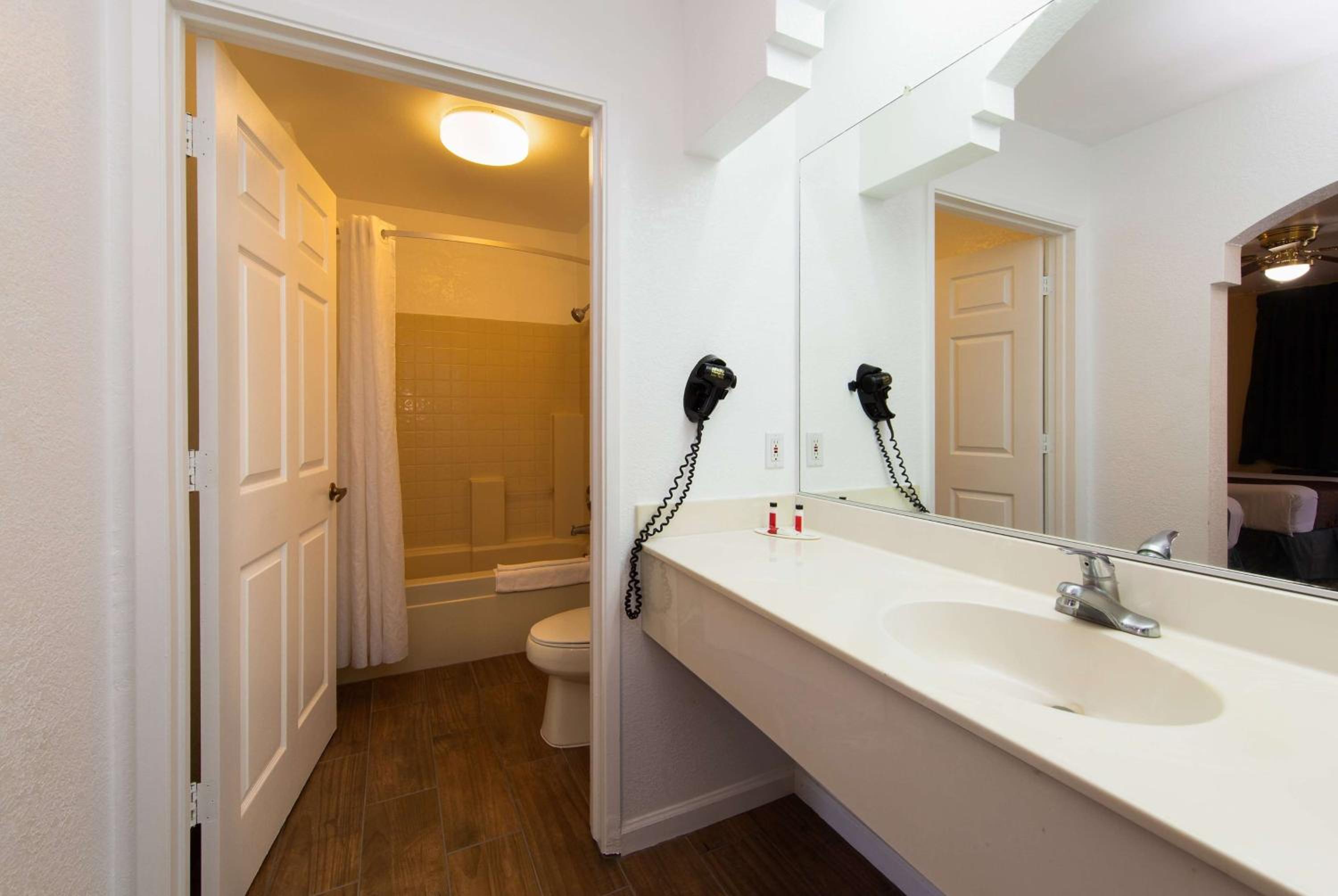 Merced Vacations - Travelodge by Wyndham Merced Yosemite - Property Image 3