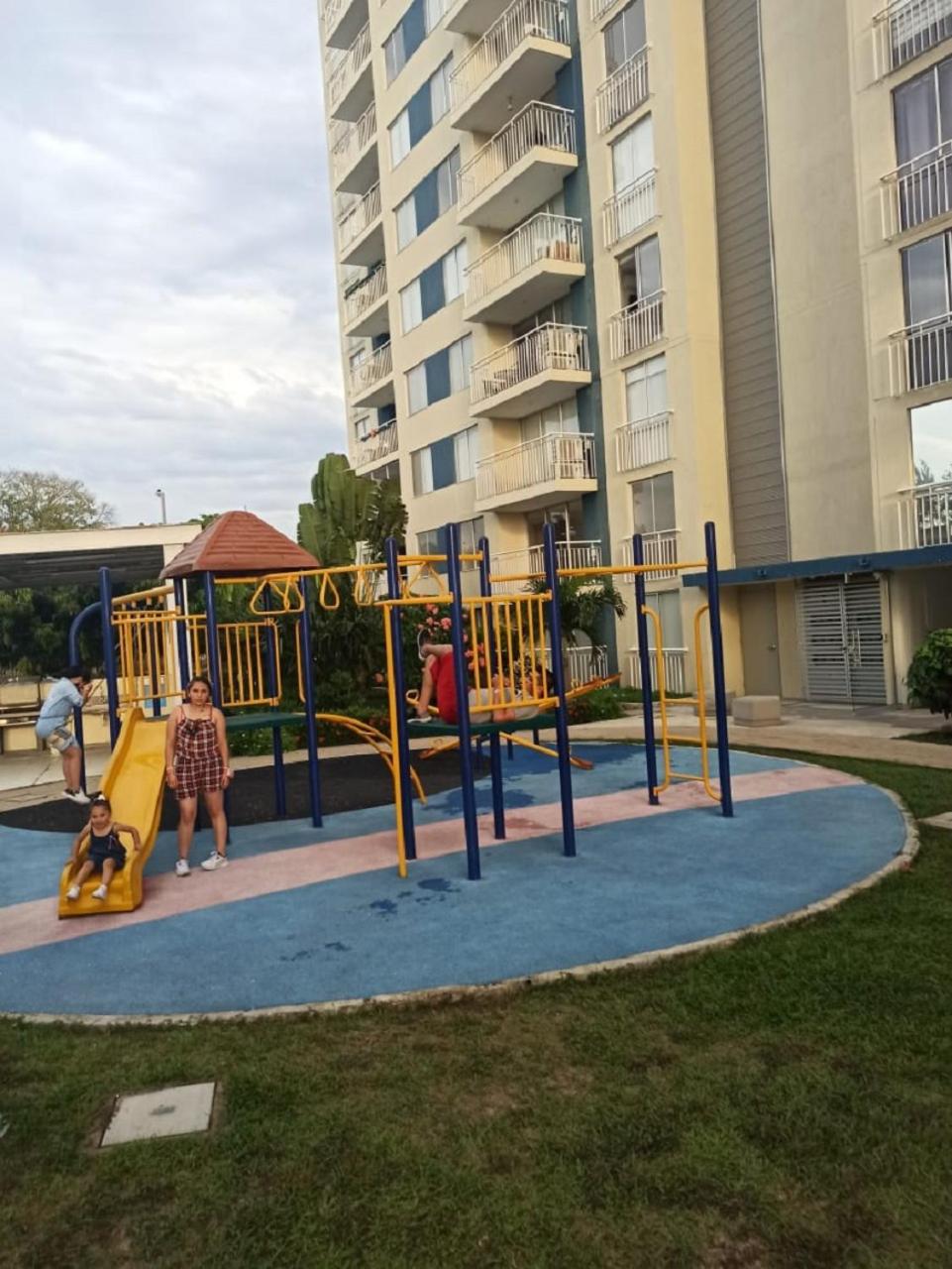 APARTAMENTO VACACIONAL EN RICAURTE - PUERTO AZUL