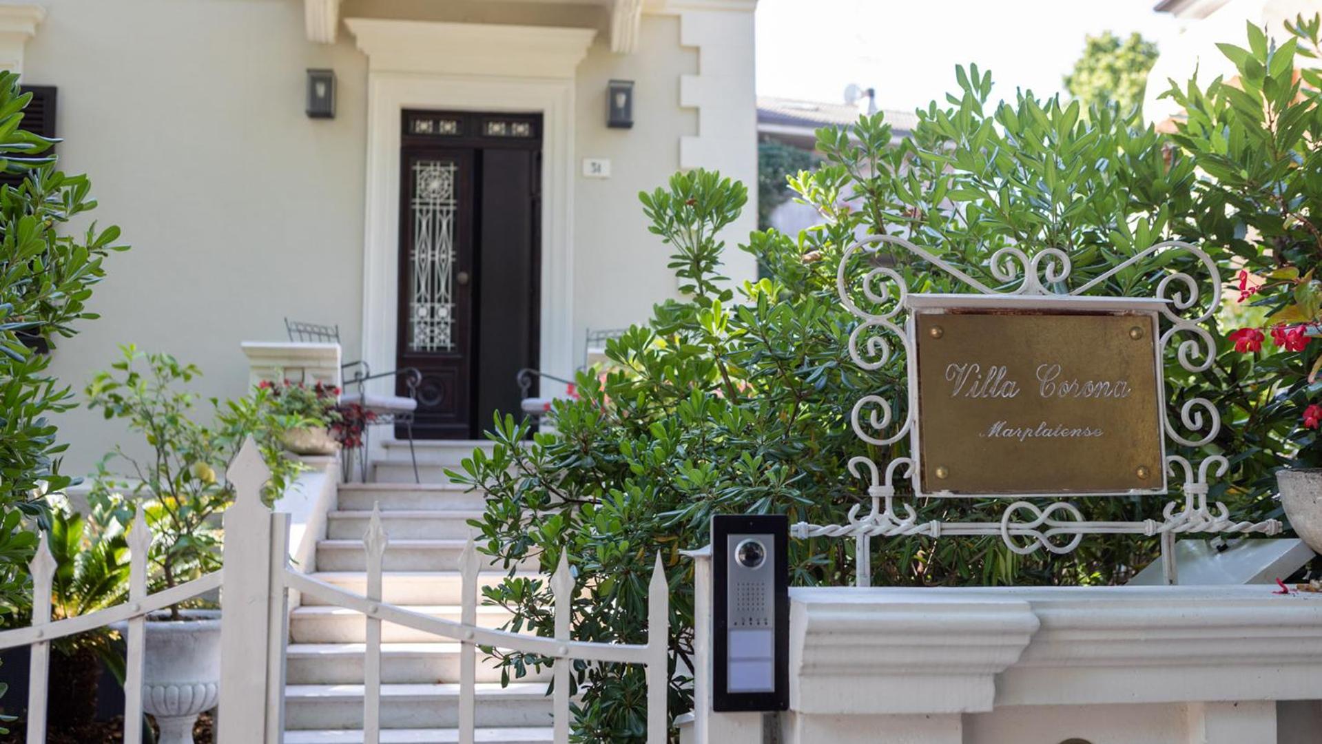 VILLA CORONA 8, Emma Villas view 2