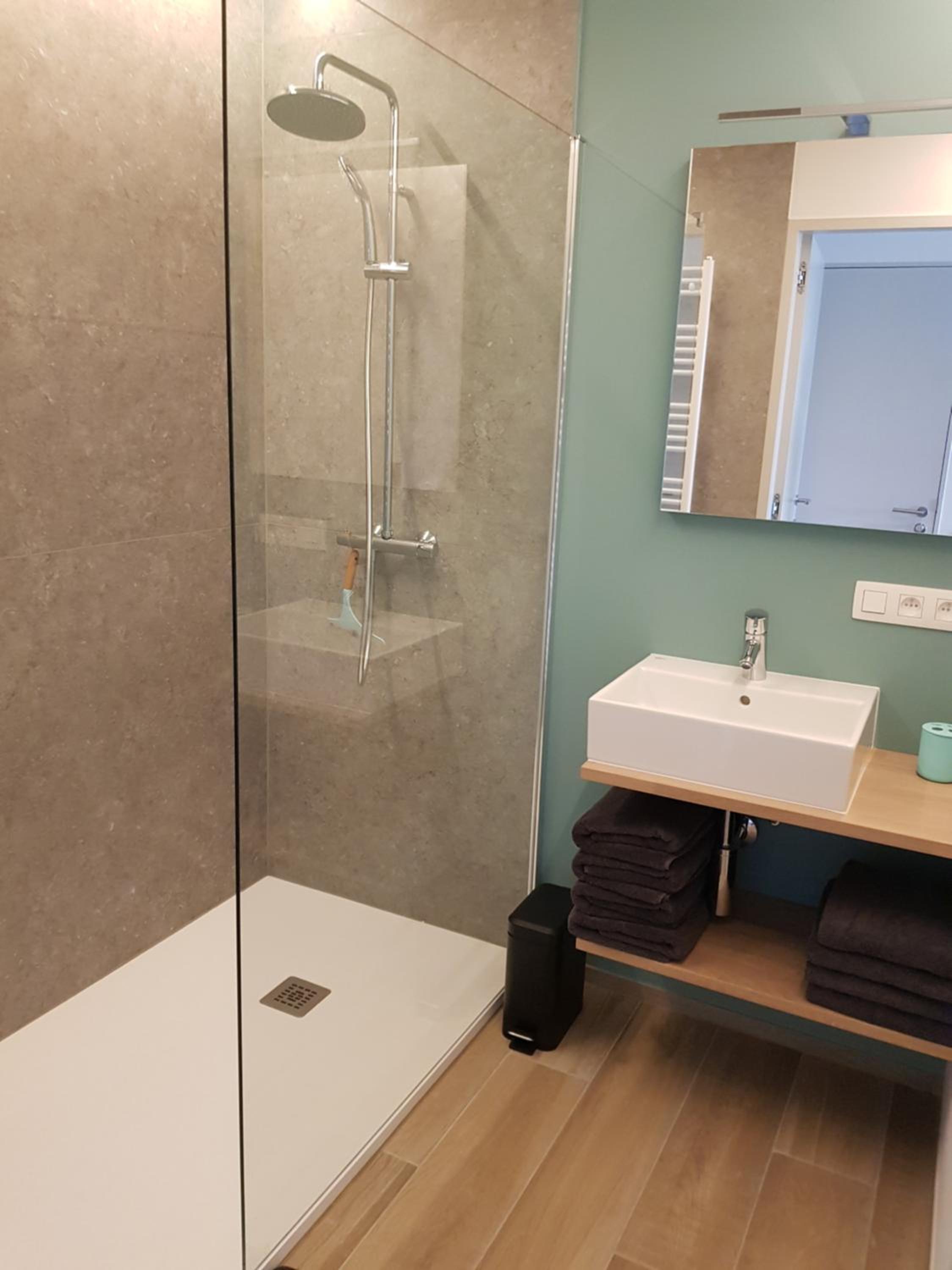Vakantiewoning Ijzerfront 14-18- Ruim 2-slpk appartement met terras & privéparking