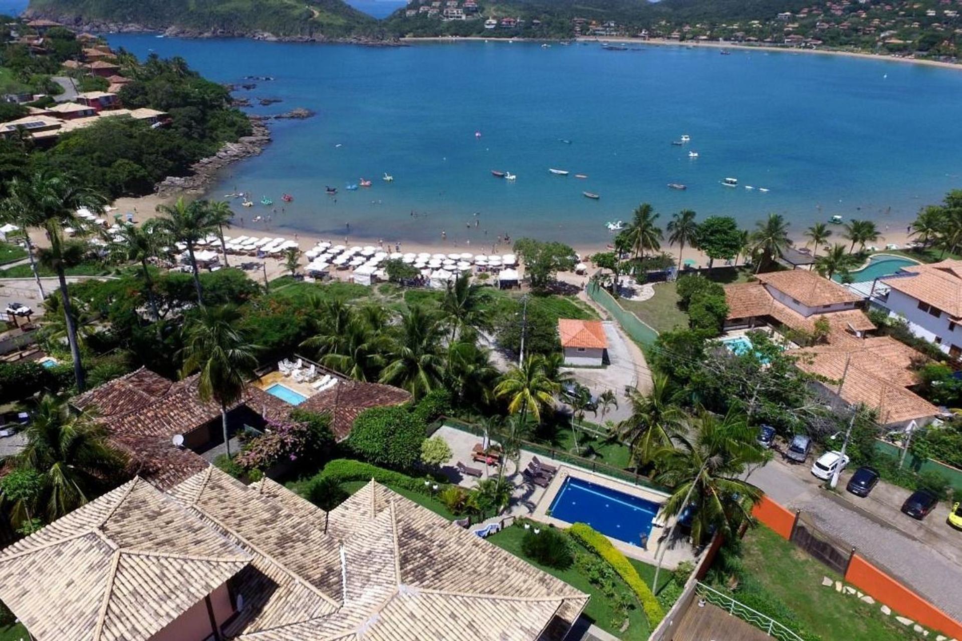 Mansão Frente à Praia da Ferradura com Sete Suítes