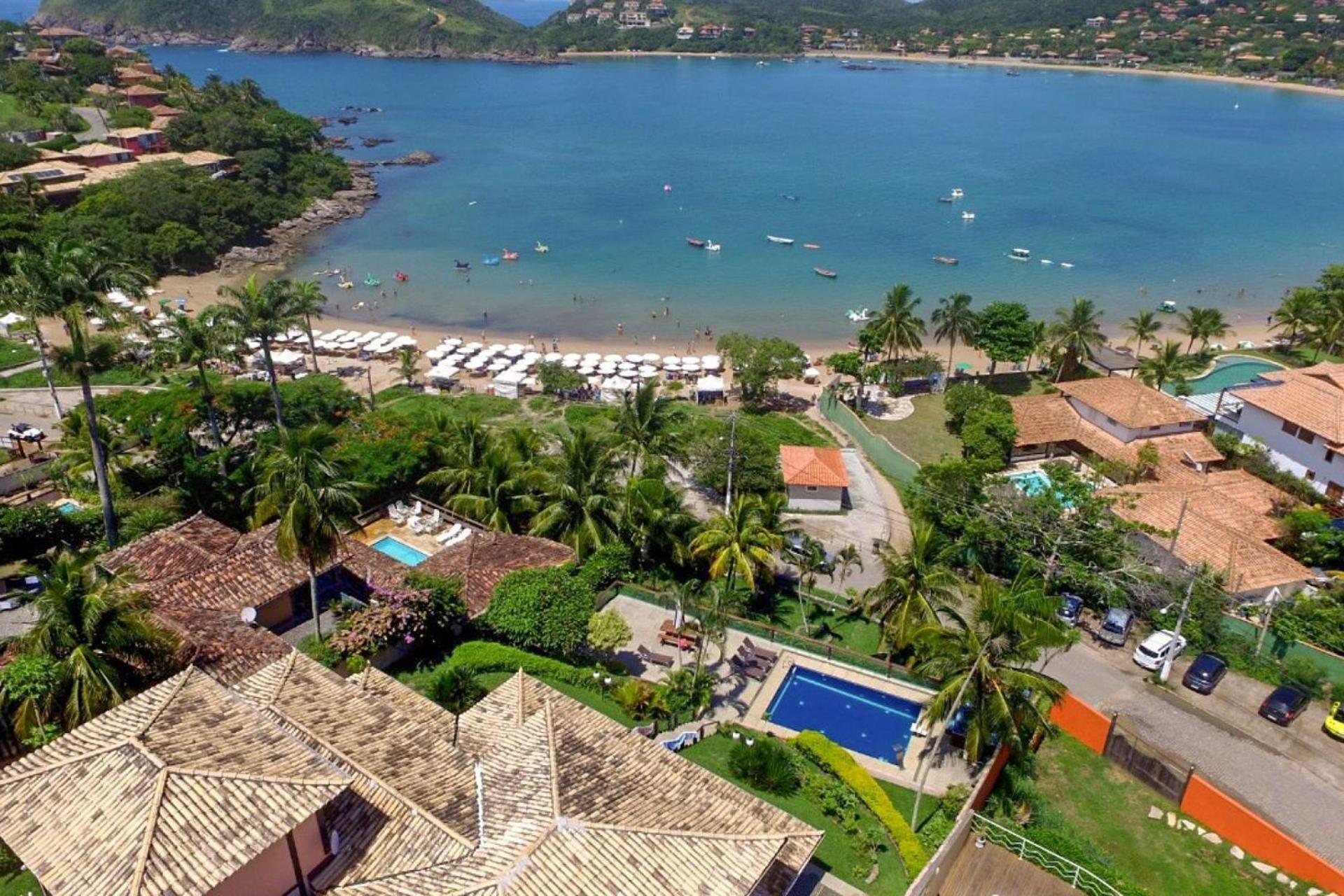 Mansão Frente à Praia da Ferradura com Sete Suítes