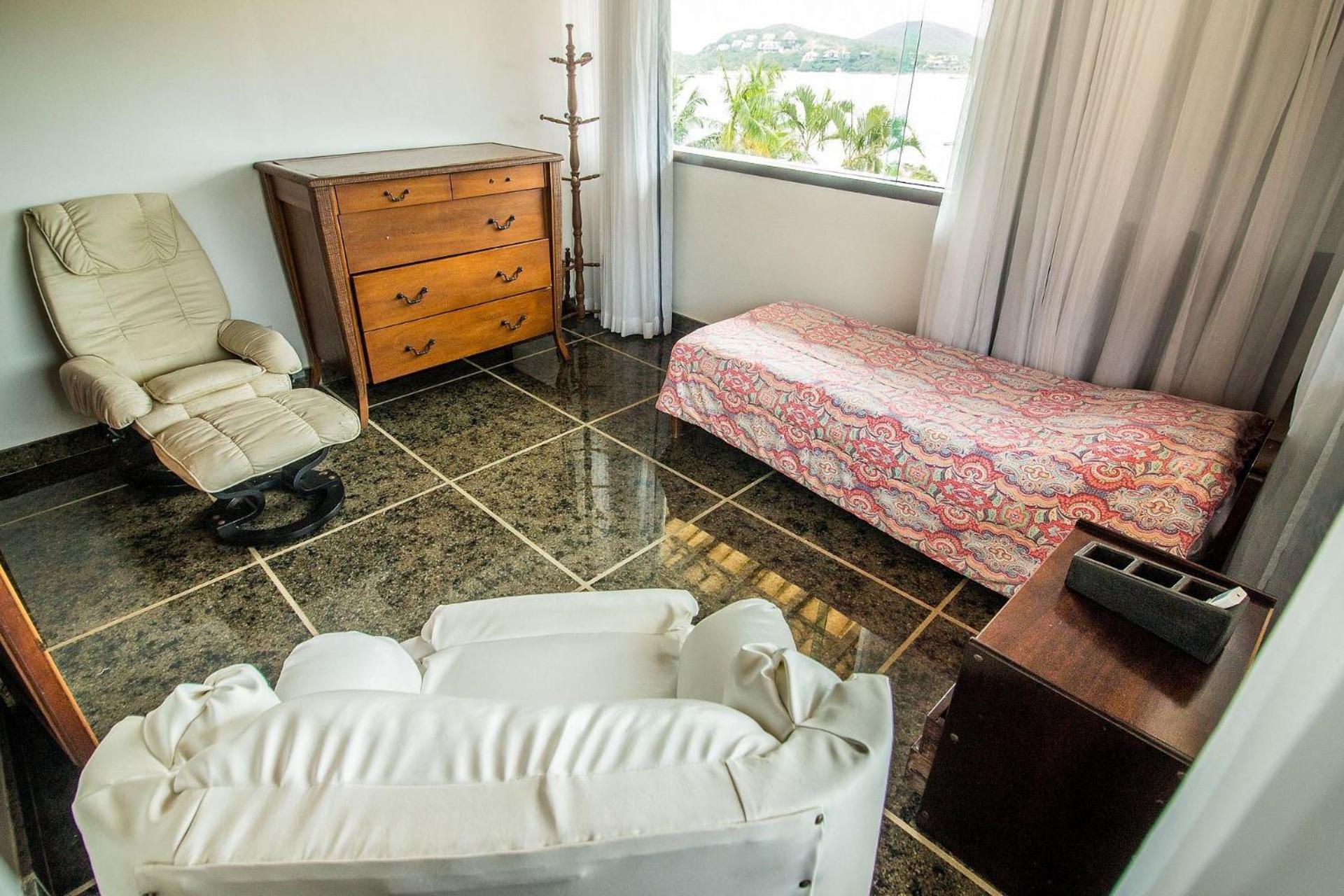 Mansão Frente à Praia da Ferradura com Sete Suítes