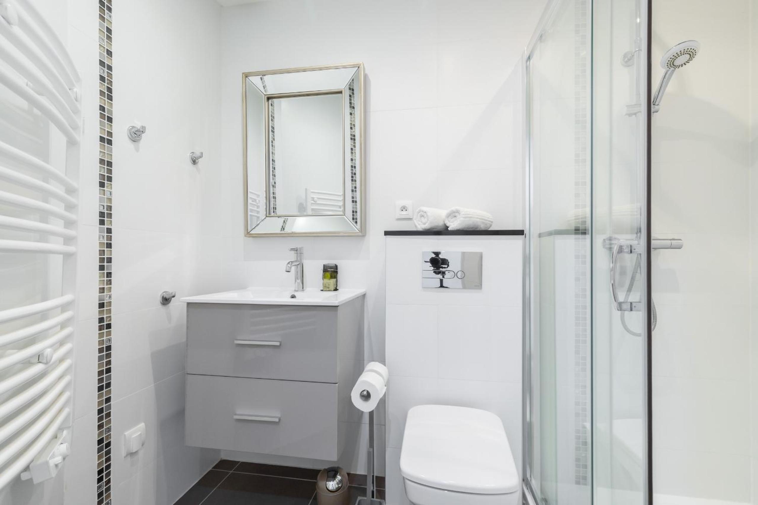 Cosy 1 Bdr near Garibaldi Square - Top Floor & AC photo 5