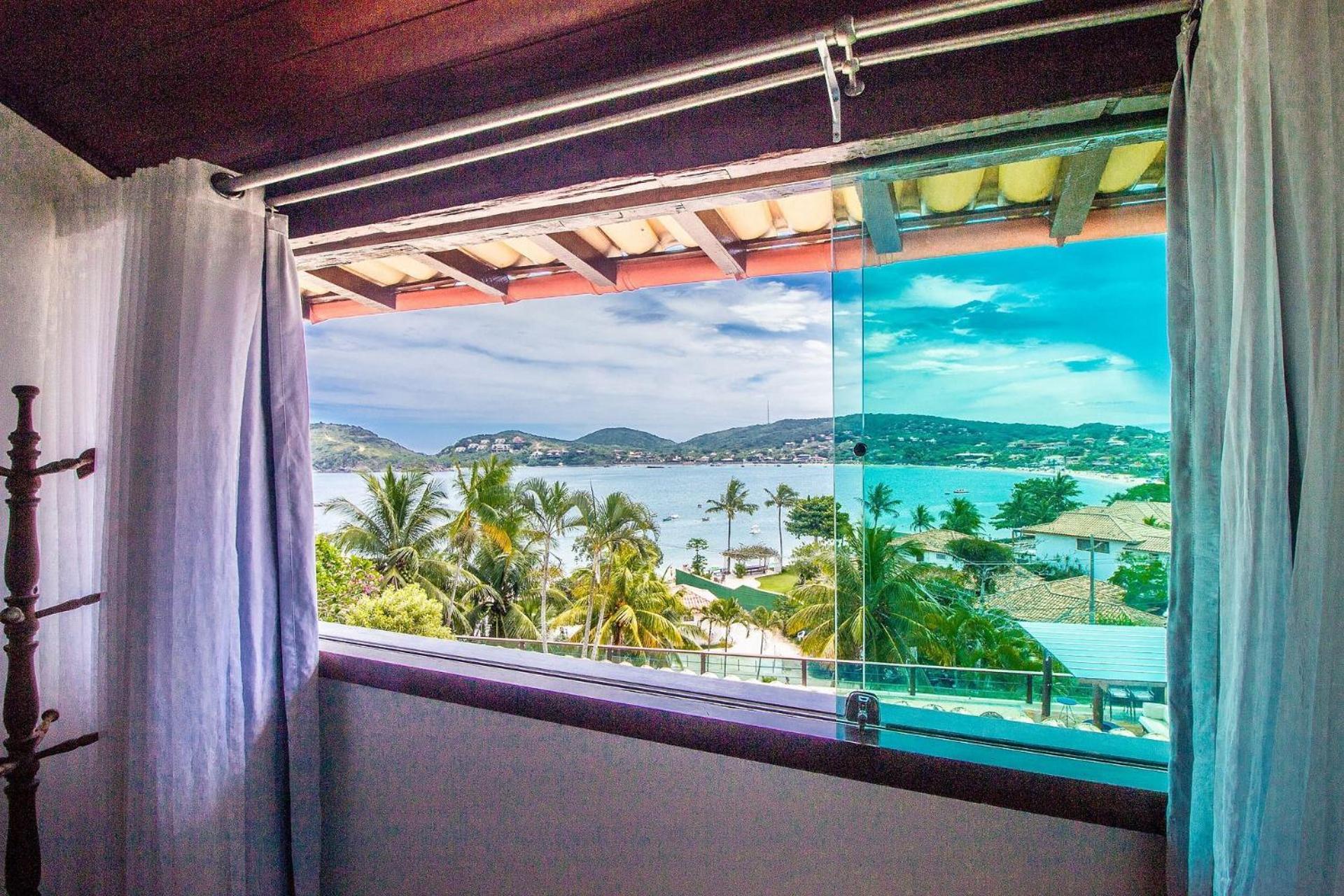 Mansão Frente à Praia da Ferradura com Sete Suítes