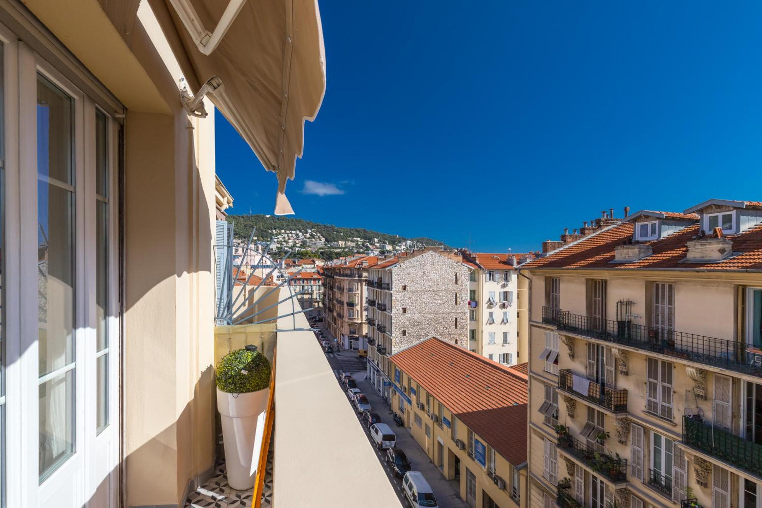 Cosy 1 Bdr near Garibaldi Square - Top Floor & AC photo 2