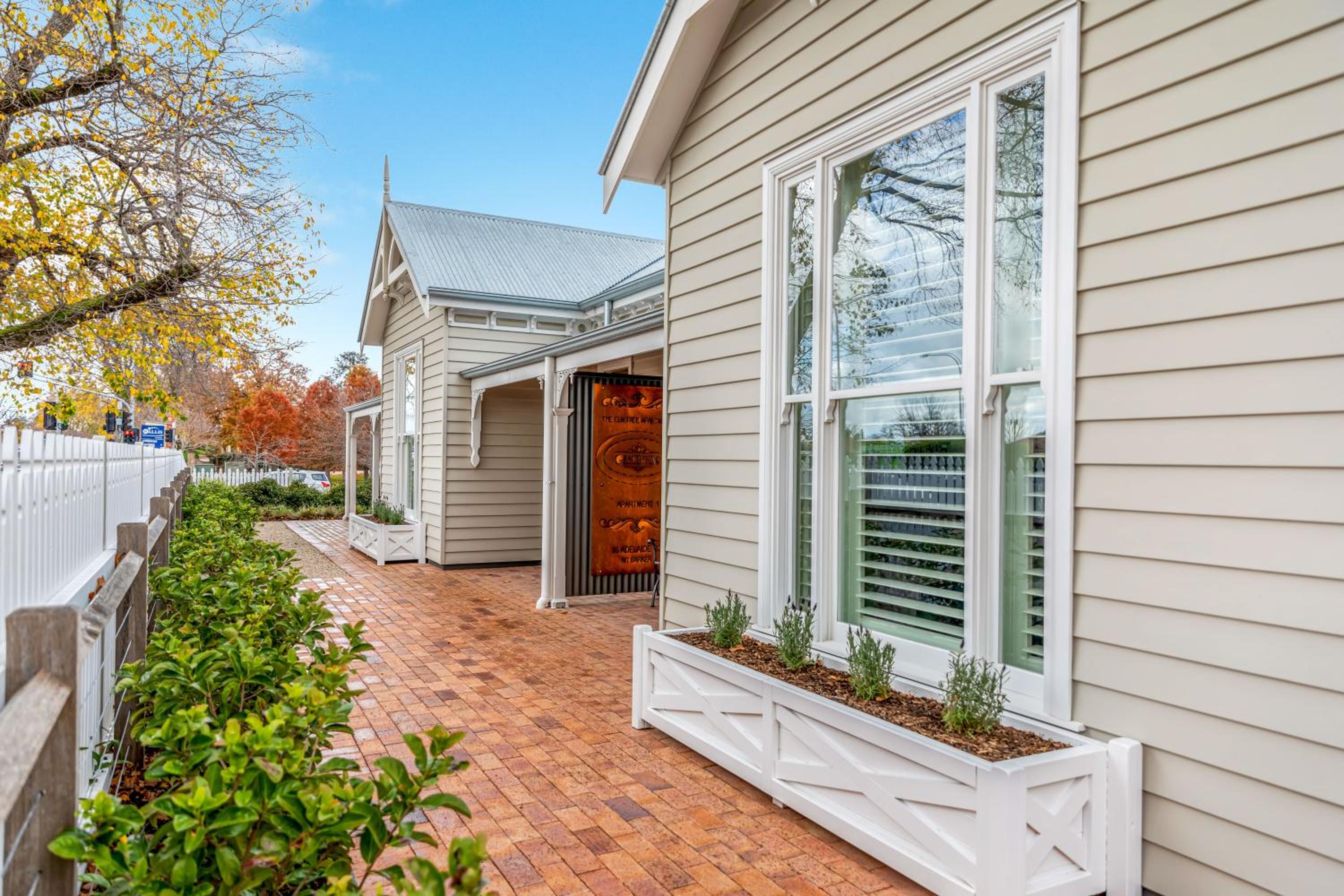 Grandview Accommodation - The Elm Tree Apartments - Image 2