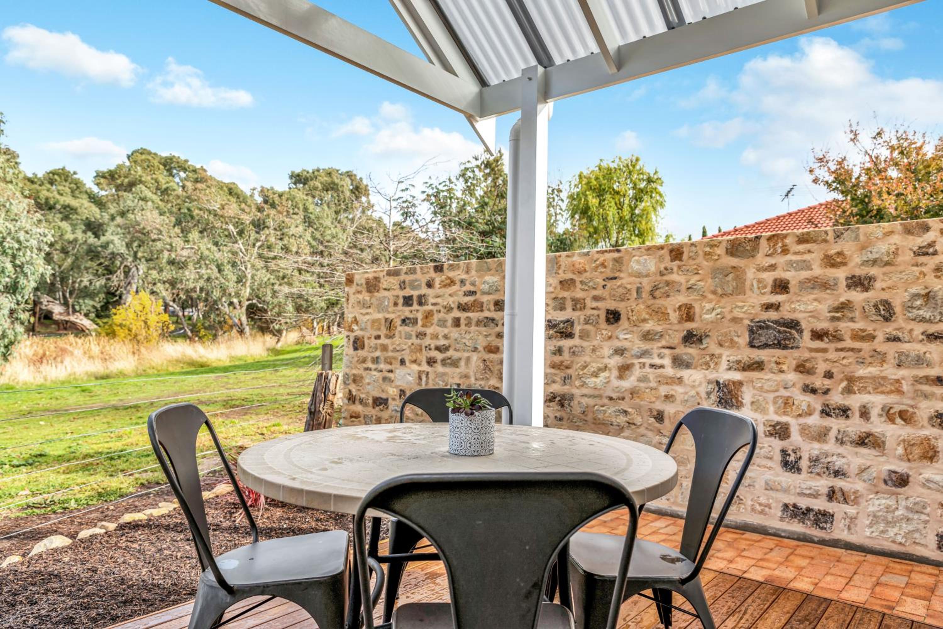 Grandview Accommodation - The Elm Tree Apartments - Image 3