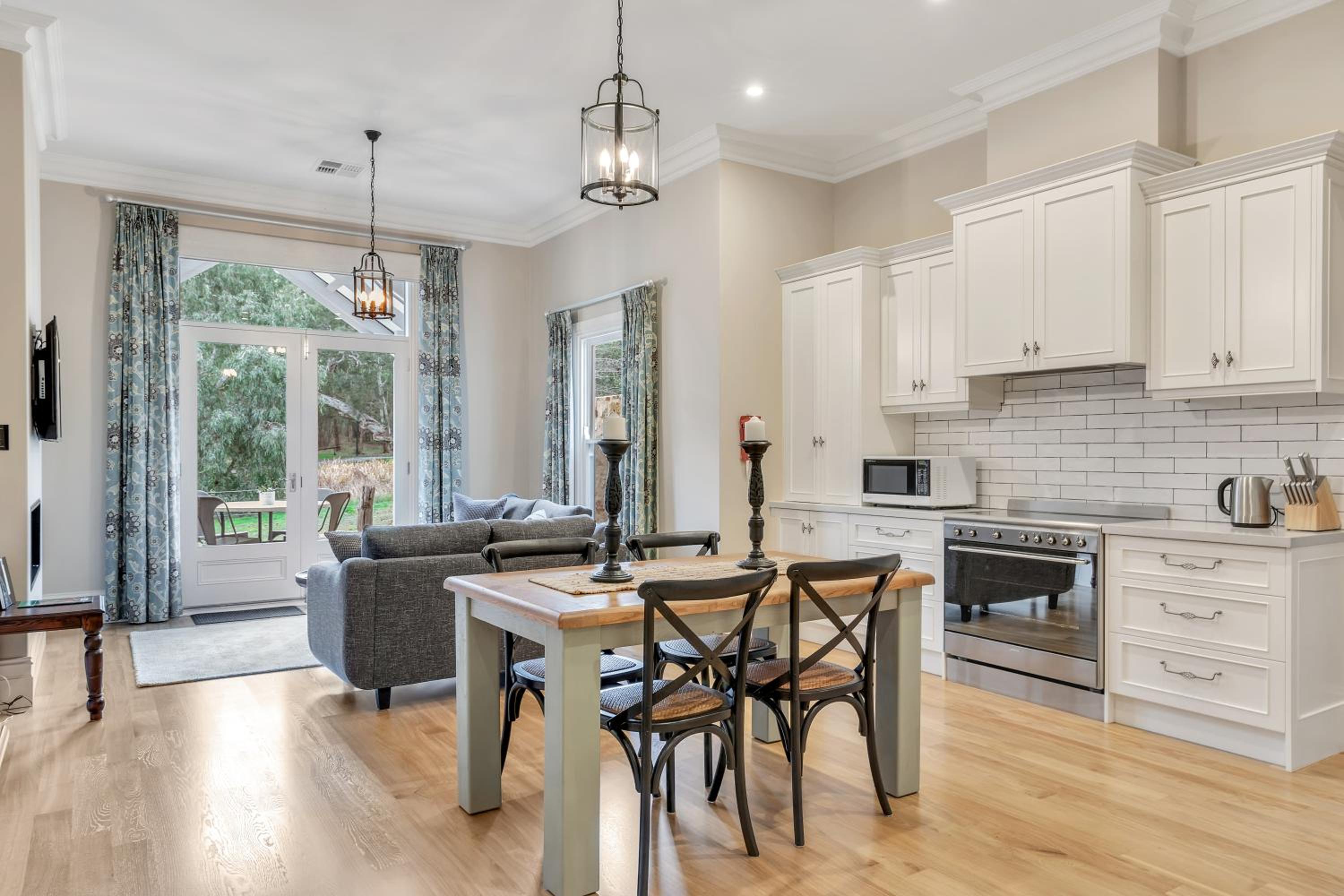 Grandview Accommodation - The Elm Tree Apartments - Image 5