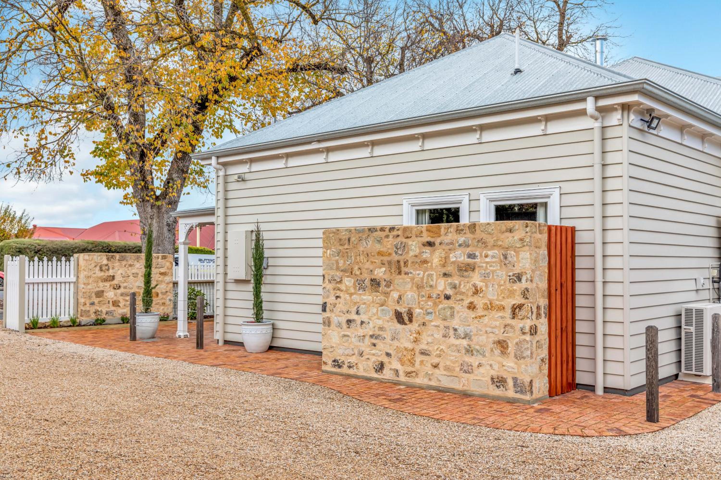 Grandview Accommodation - The Elm Tree Apartments