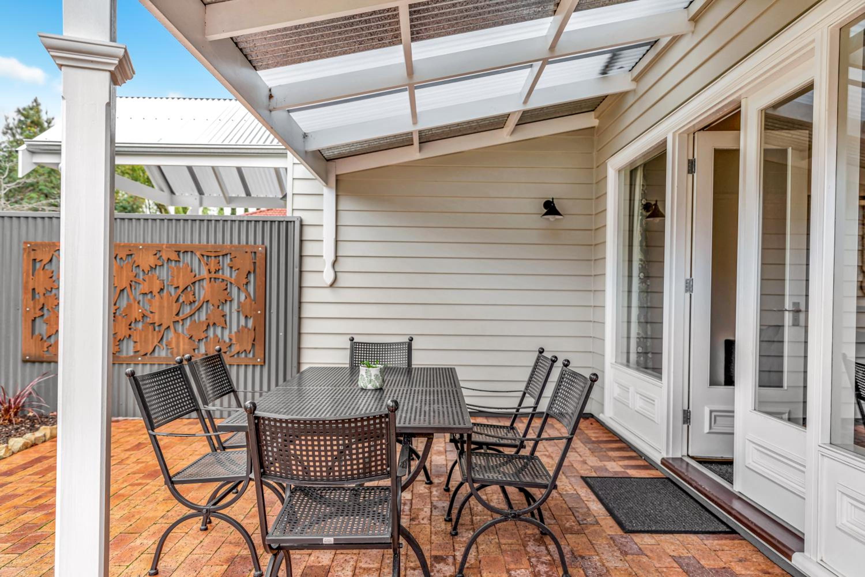 Grandview Accommodation - The Elm Tree Apartments - Image 4