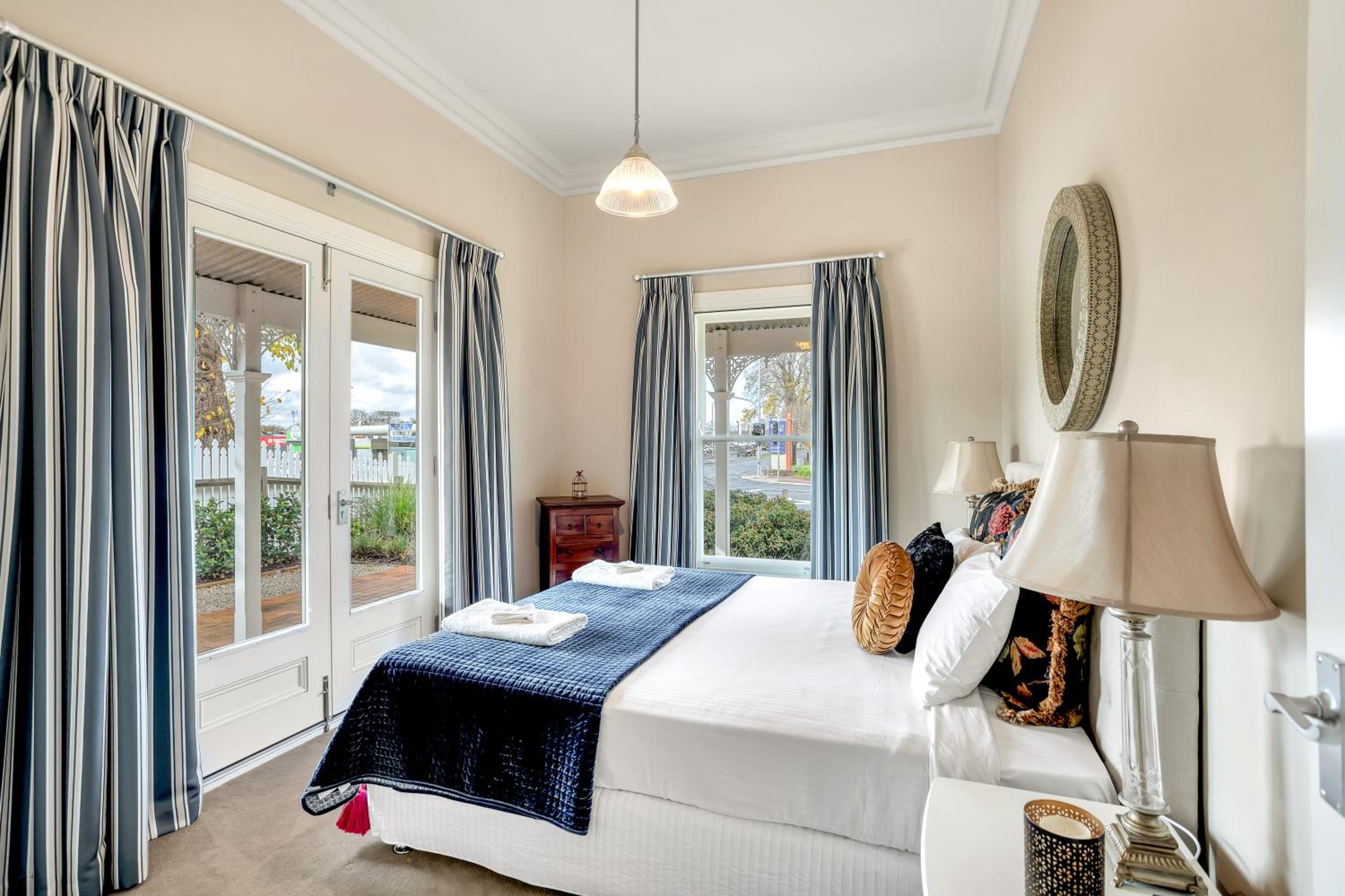 Grandview Accommodation - The Elm Tree Apartments
