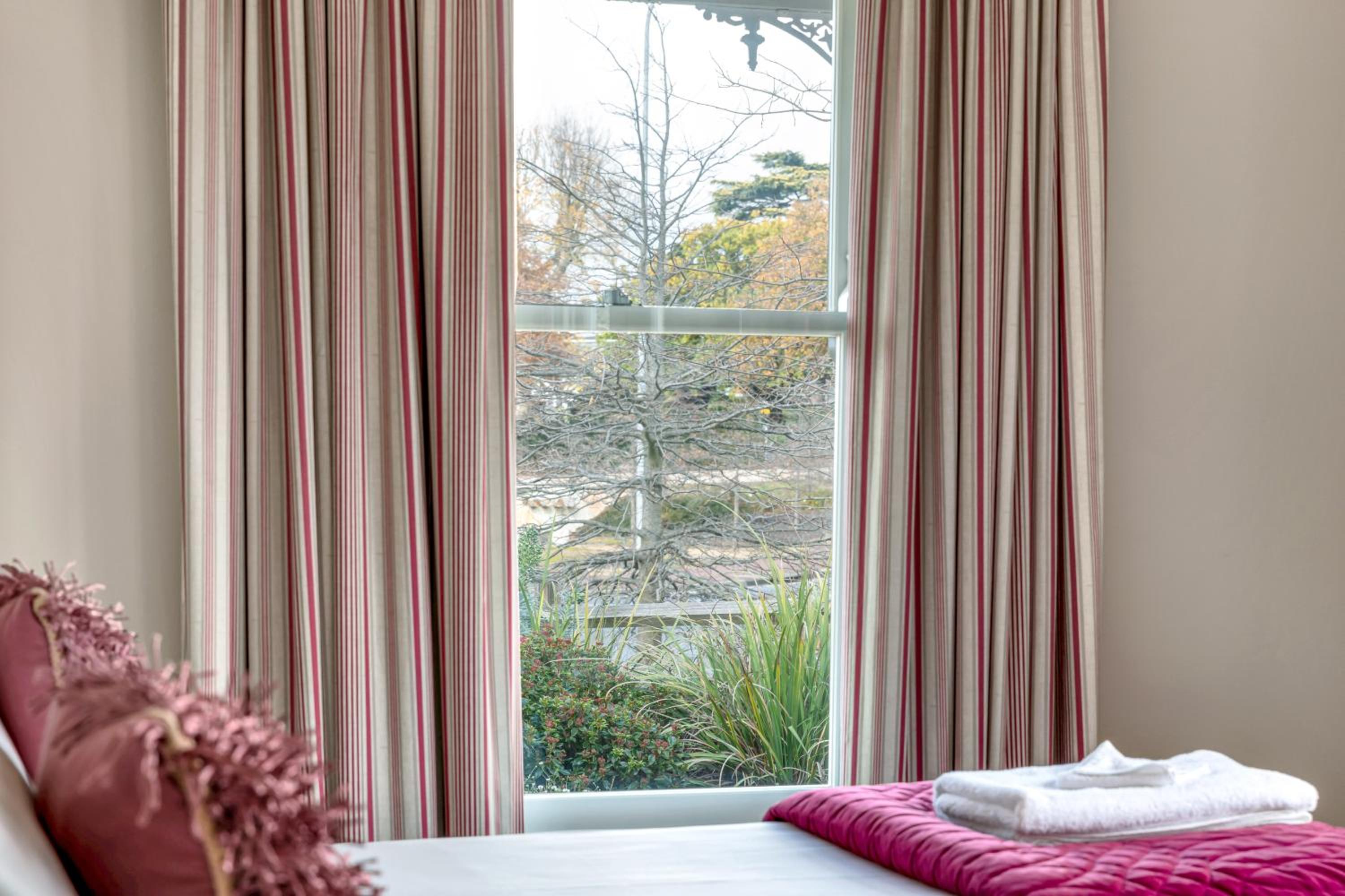 Grandview Accommodation - The Elm Tree Apartments