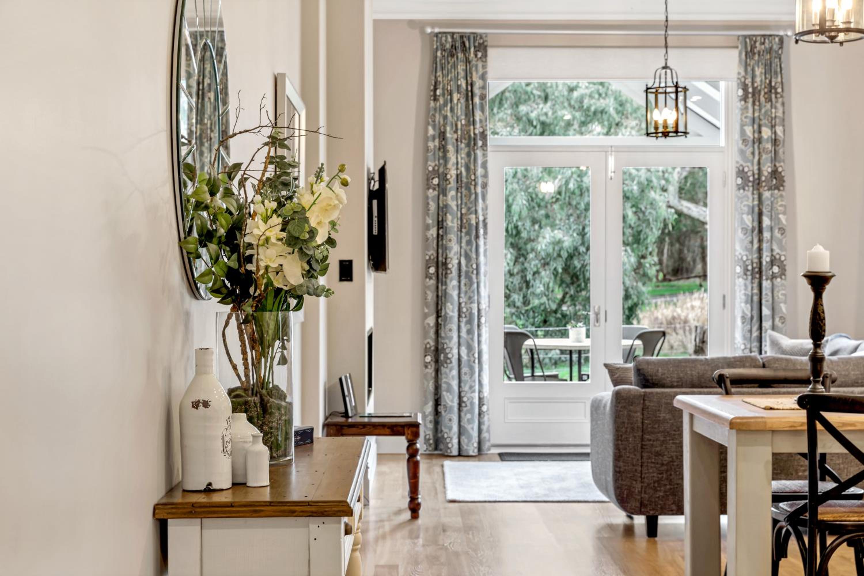 Grandview Accommodation - The Elm Tree Apartments