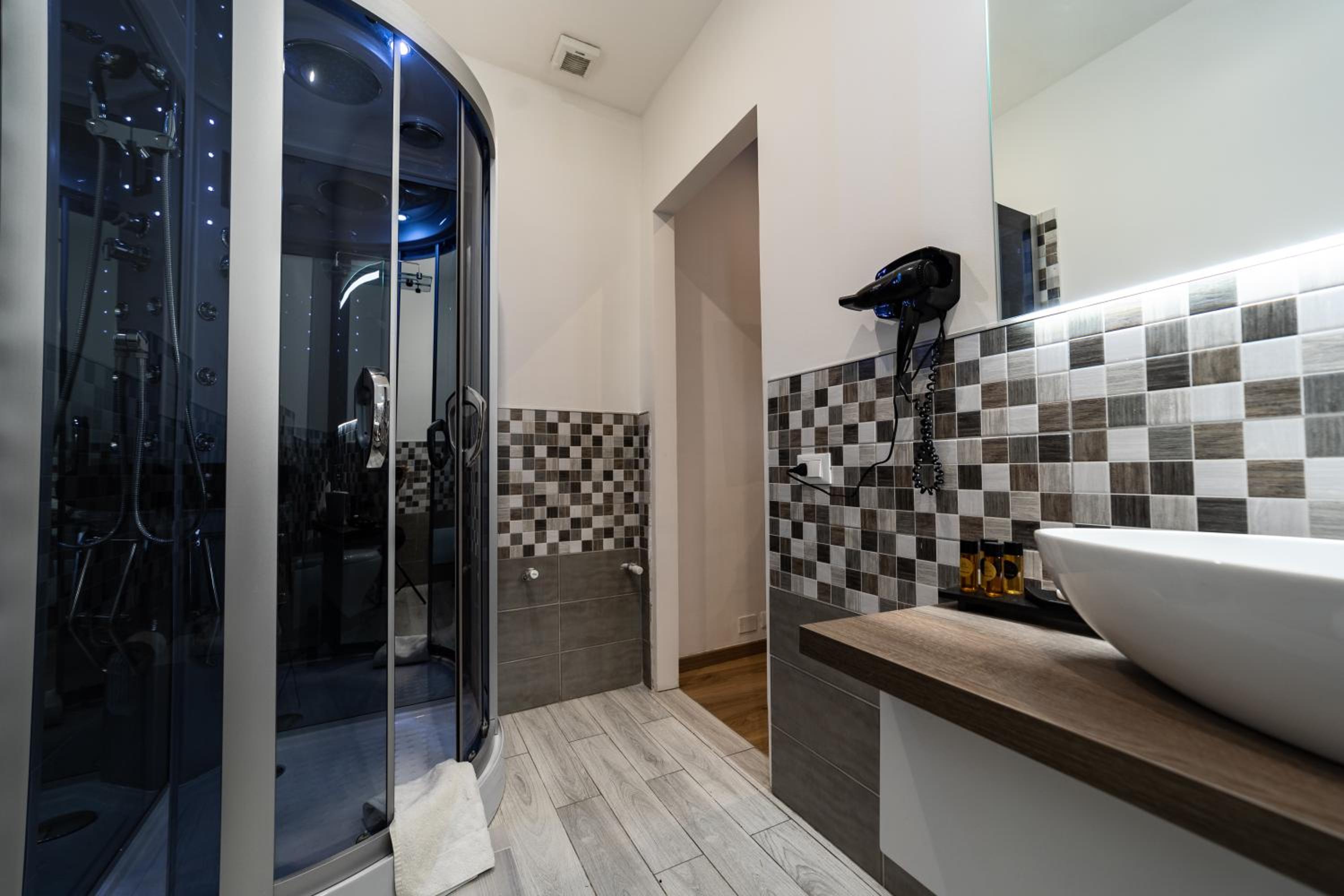 Maximum Suite & Spa photo 4