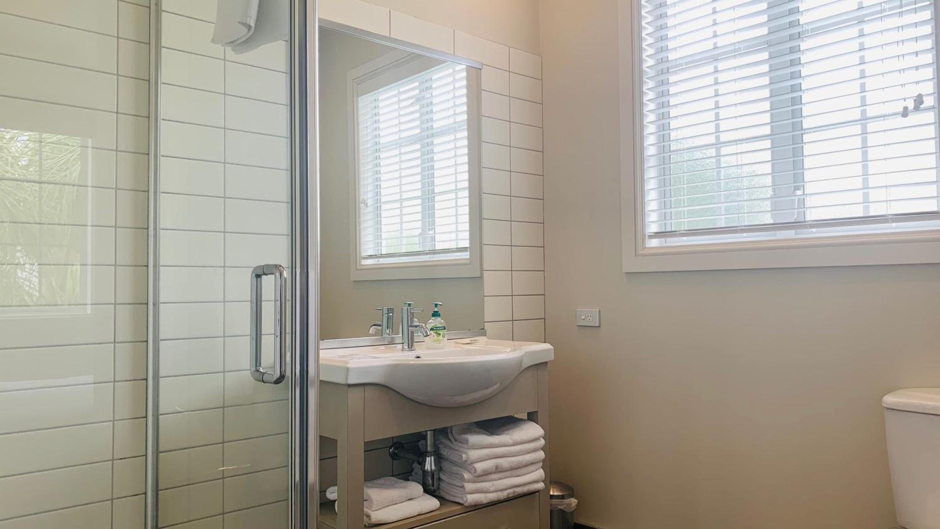 Bellbird Cottage 2 or 3 Bedroom - Russell Cottages Collection view 5