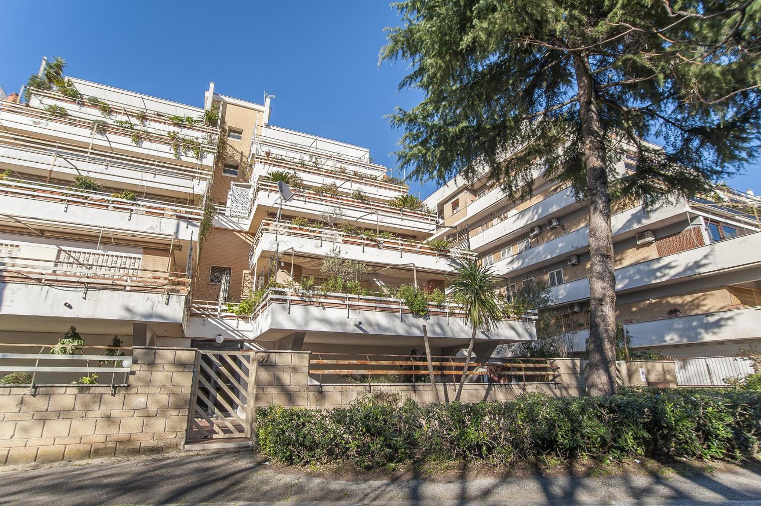 EUR Luminous and Large Family Terrace Apartment