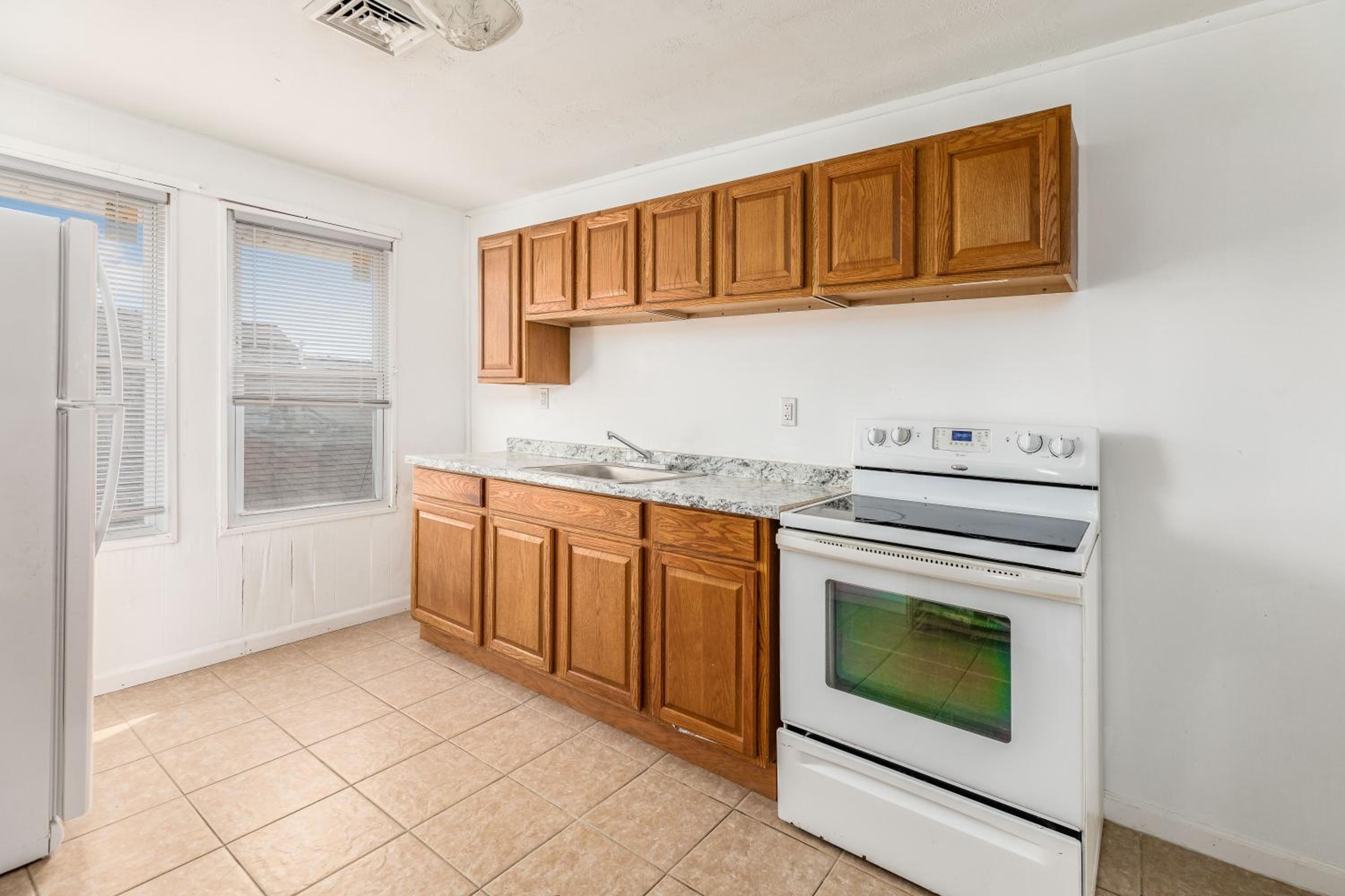 Location !! Walk to Beach, Boardwalk, Restaurants view 4