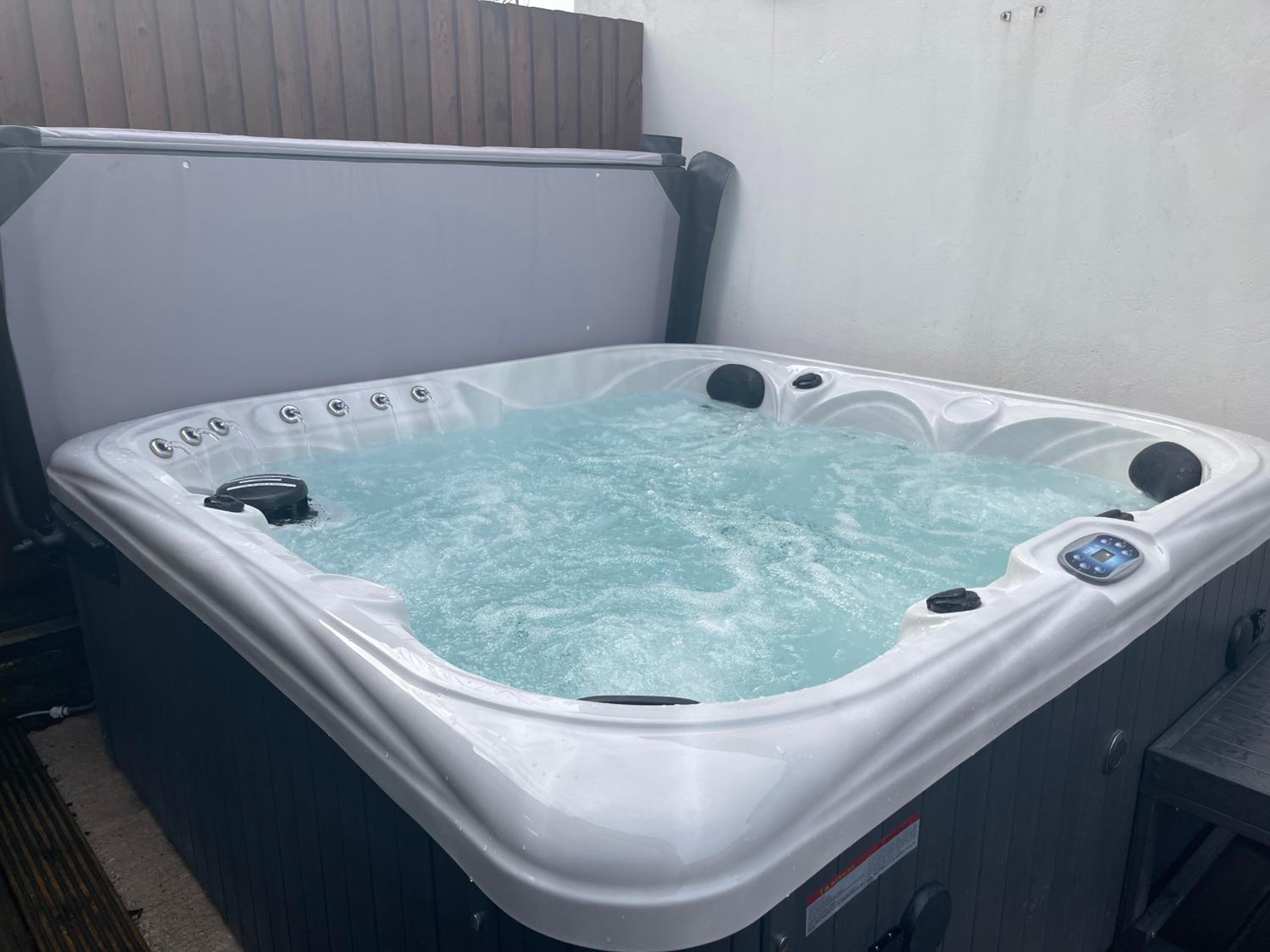 2 Bed Cardiff House with Hot Tub, BBQ, Terrace & Free Parking