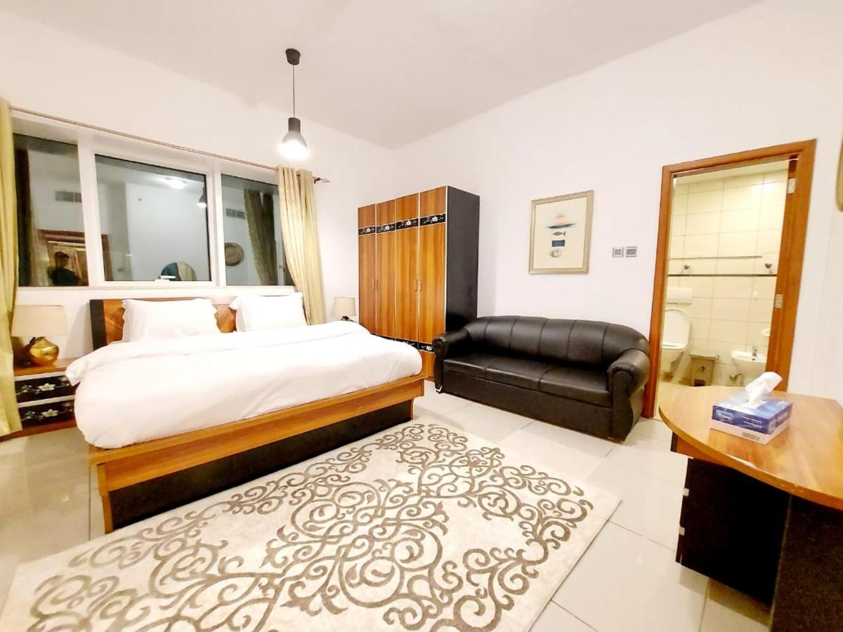 Private rooms in 3 bedroom apartment SKYNEST Homes marina pinnacle