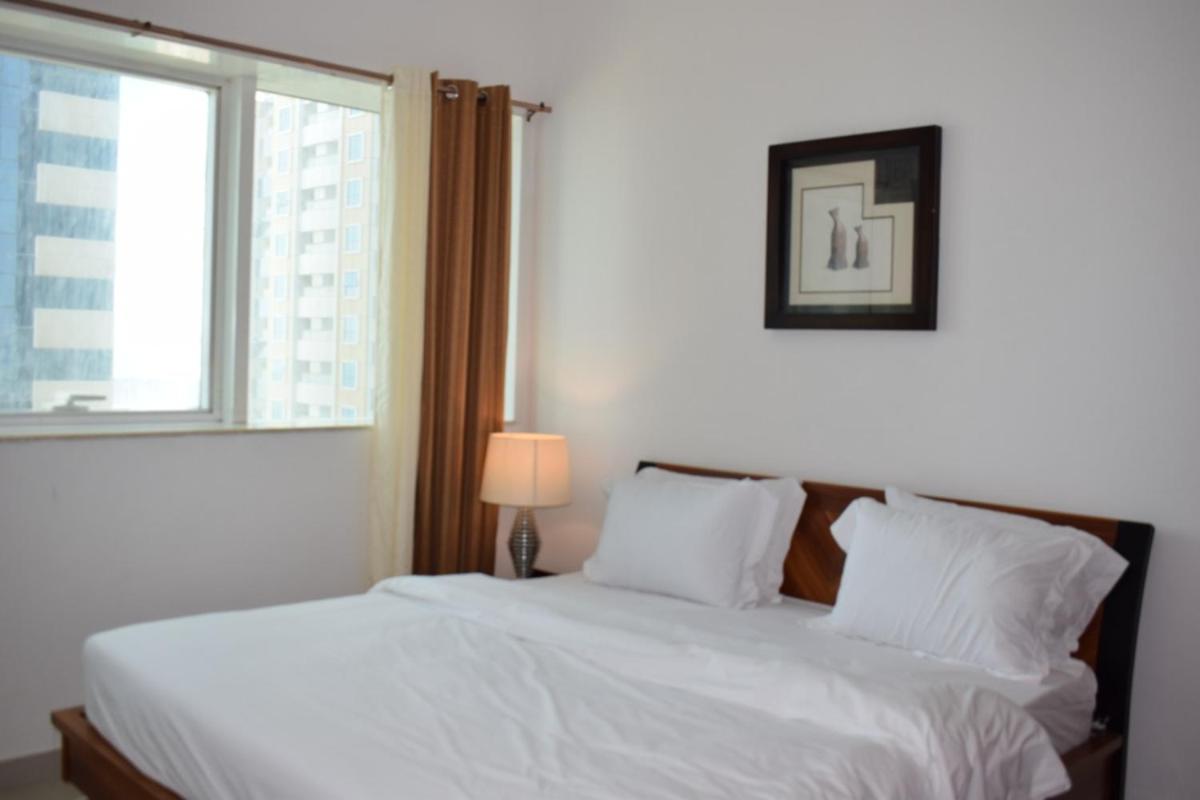Private rooms in 3 bedroom apartment SKYNEST Homes marina pinnacle