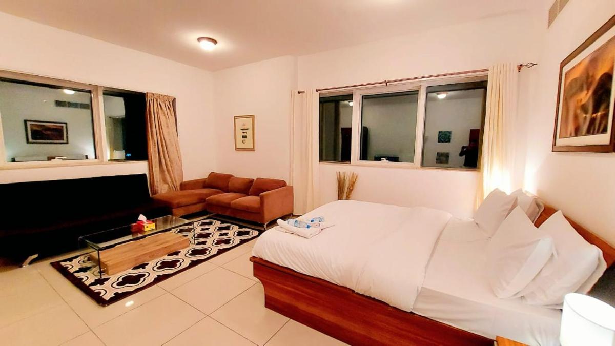 Private rooms in 3 bedroom apartment SKYNEST Homes marina pinnacle