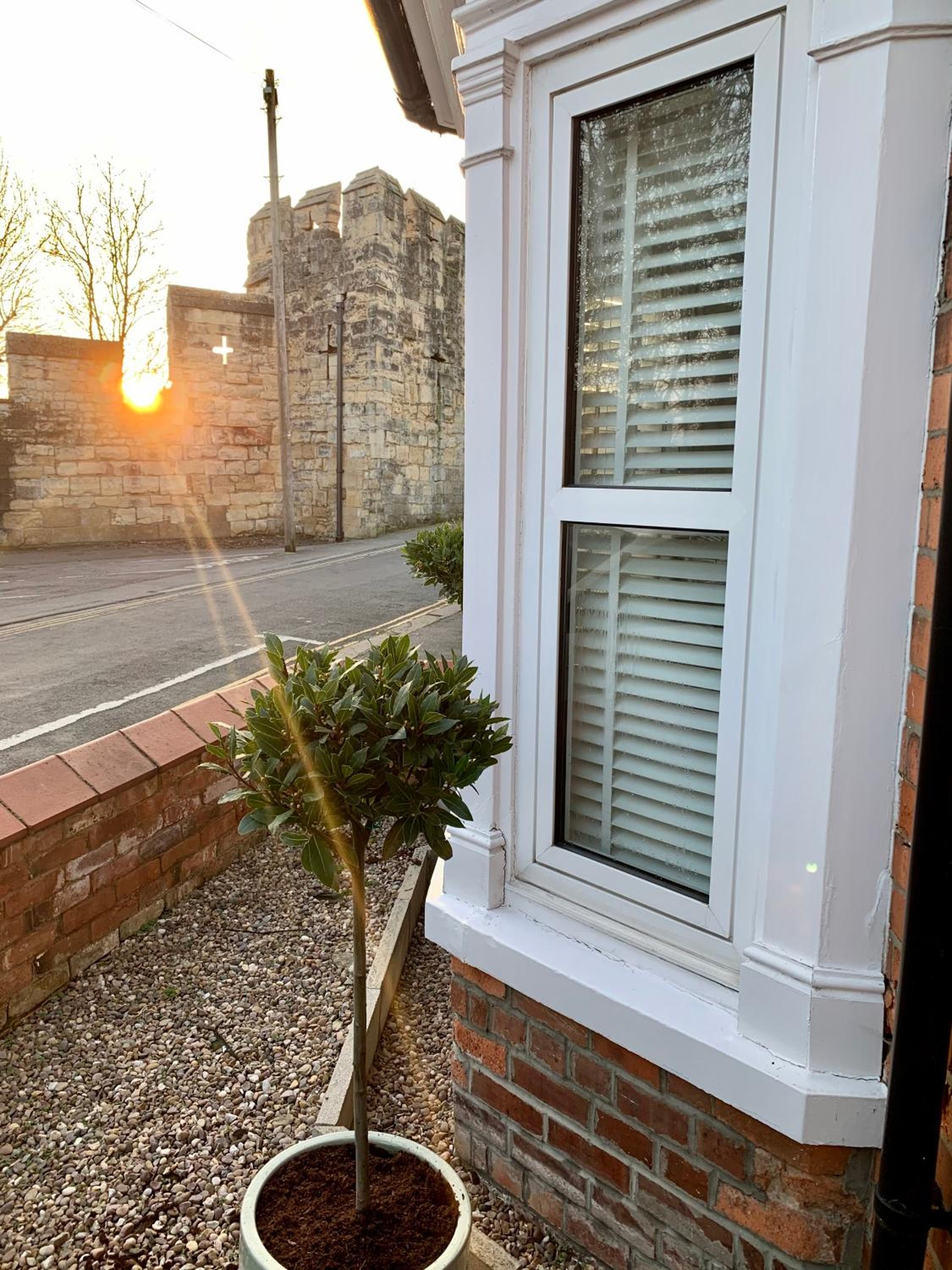 Cathedral Quarter House with free Secure Driveway Parking for 2 Cars