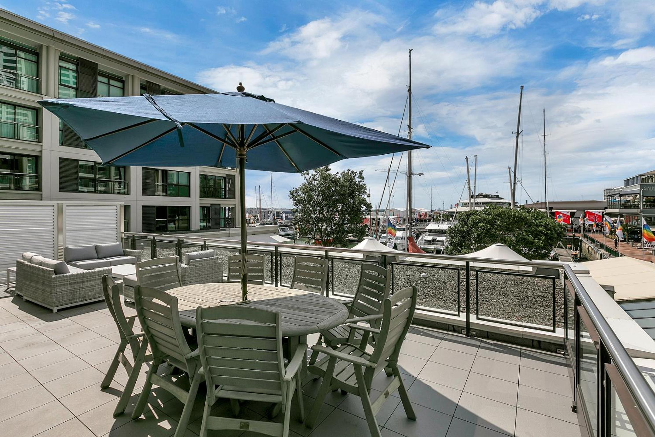 Ultimate outdoor-living Urban Getaway! 1 Carpark photo 4