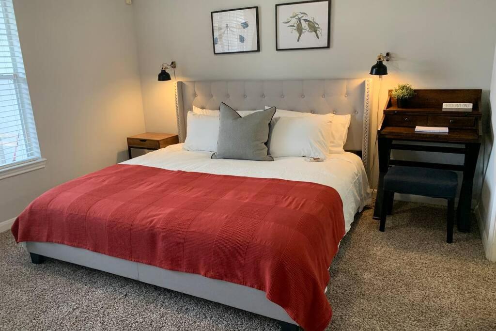 Newly Furnished 1BR Apartment w/ Hermann Park View view 5