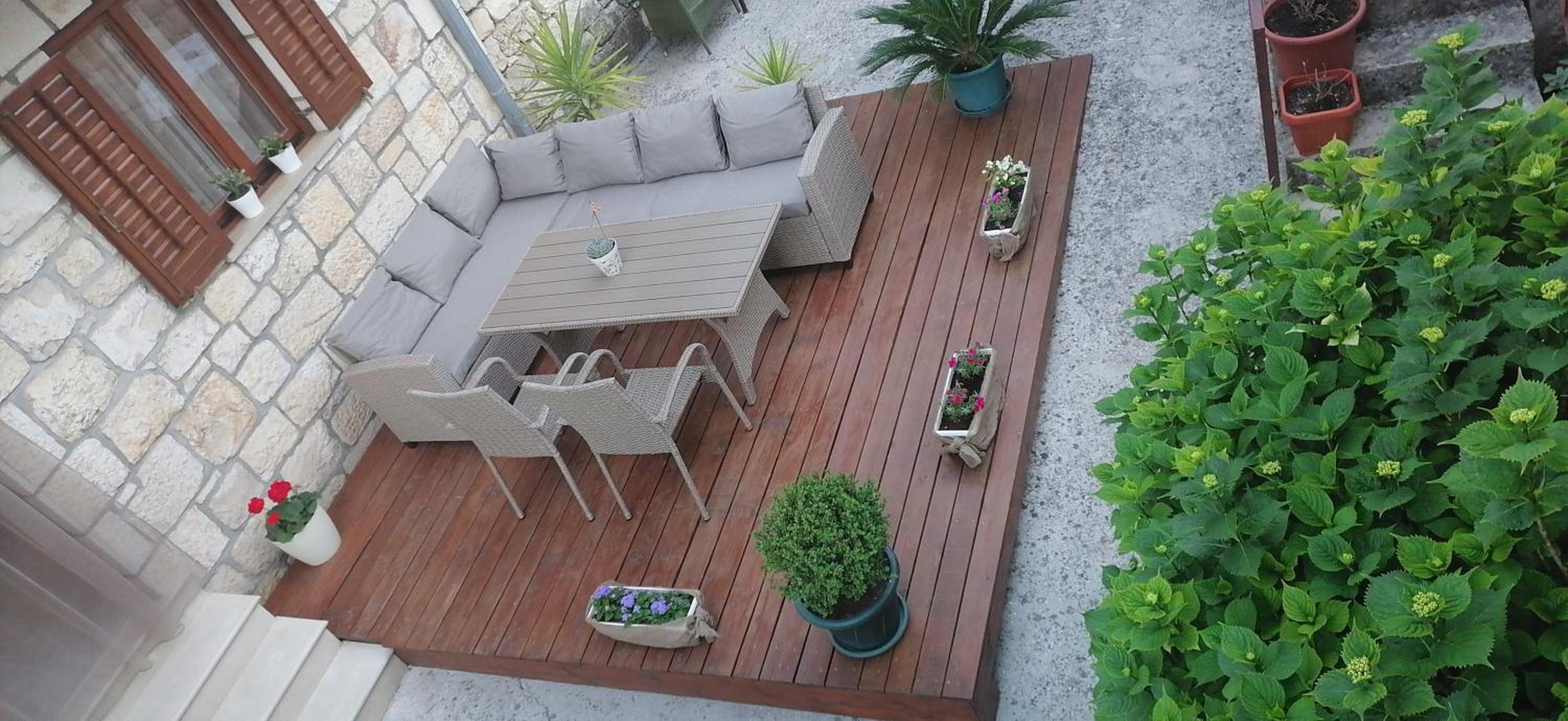 Holiday house Dolka en Postira — balance & terrace