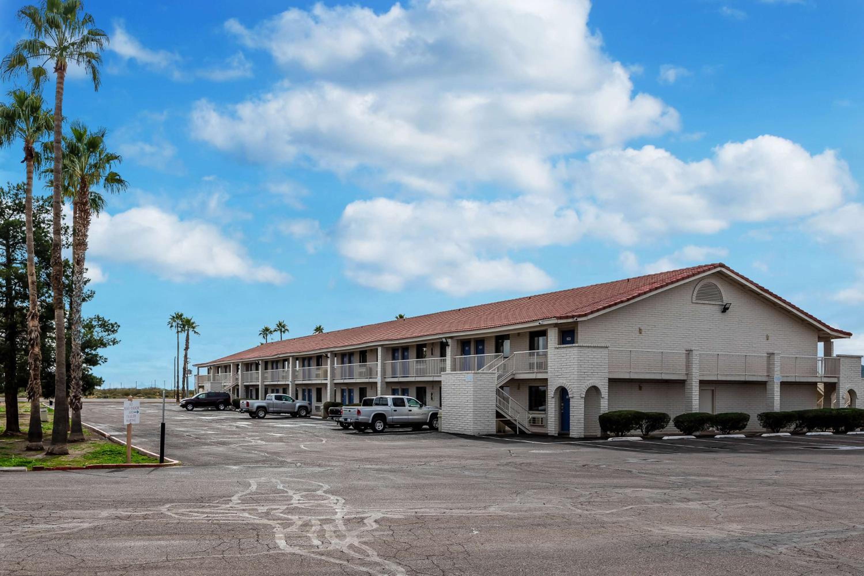 Casa Grande Vacations - Motel 6-Eloy, AZ - Casa Grande - Property Image 3