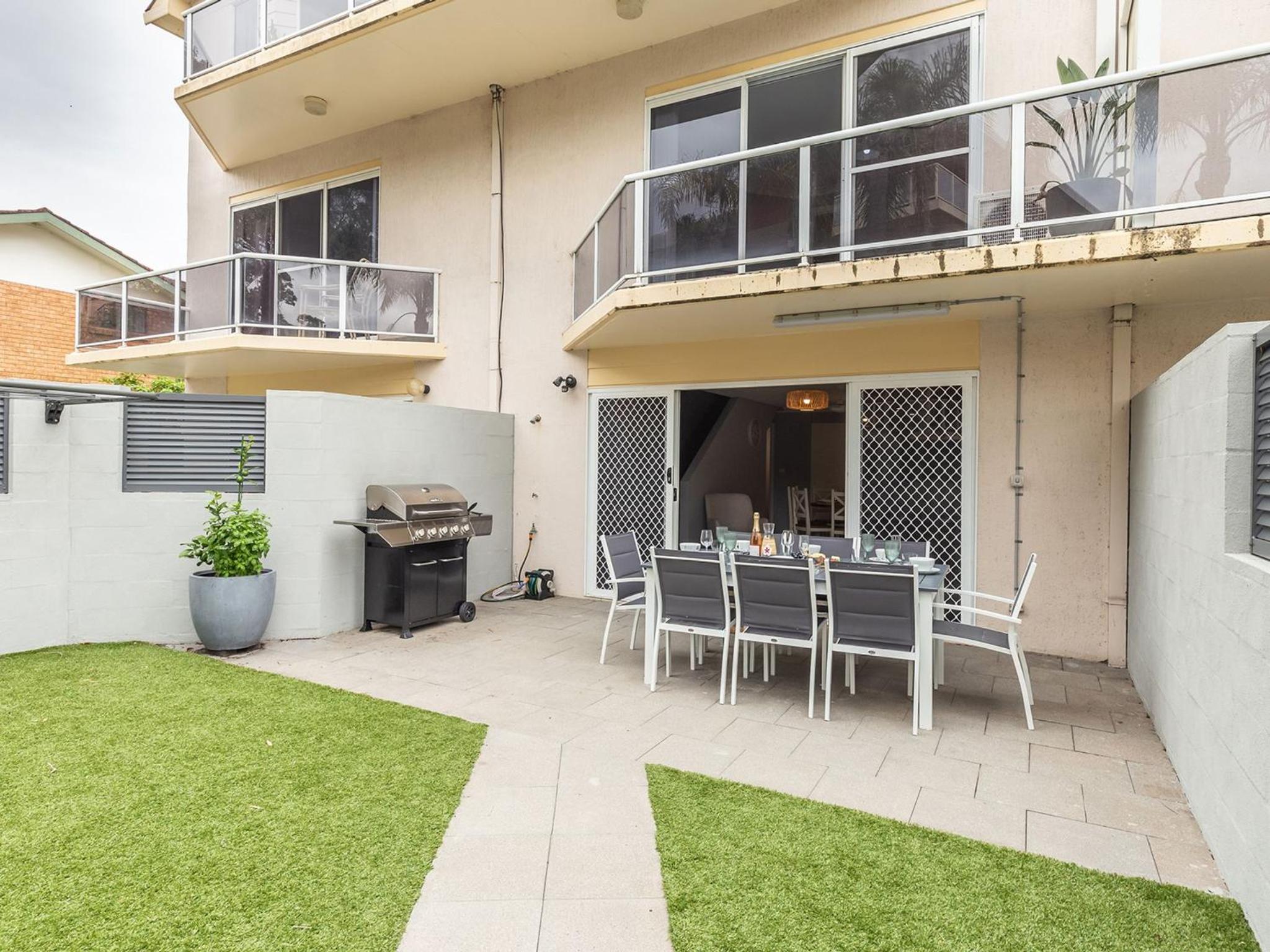 Kristie Court 3, 7 Weatherly Close with air con and close to the beach