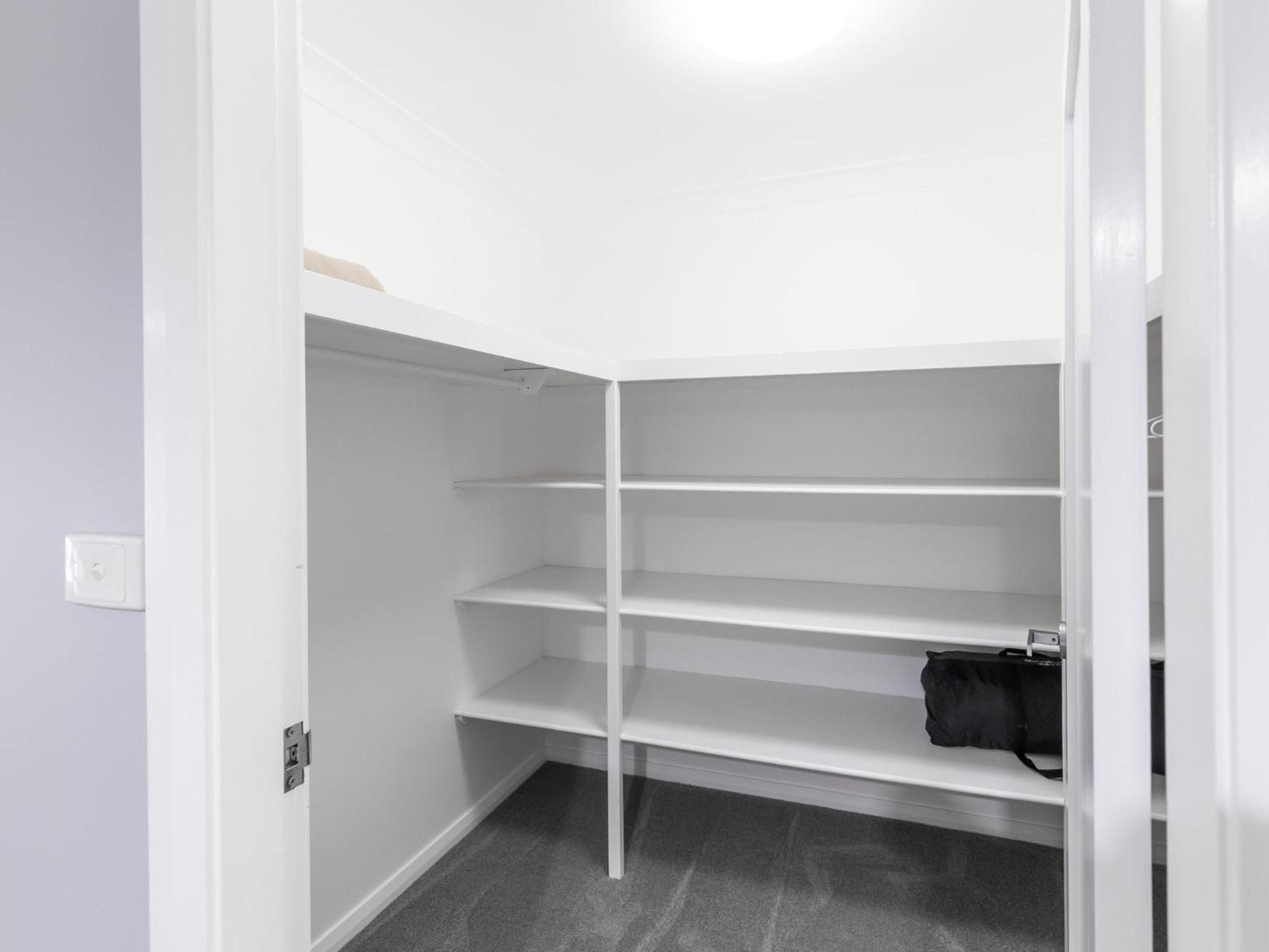 Kristie Court 3, 7 Weatherly Close with air con and close to the beach