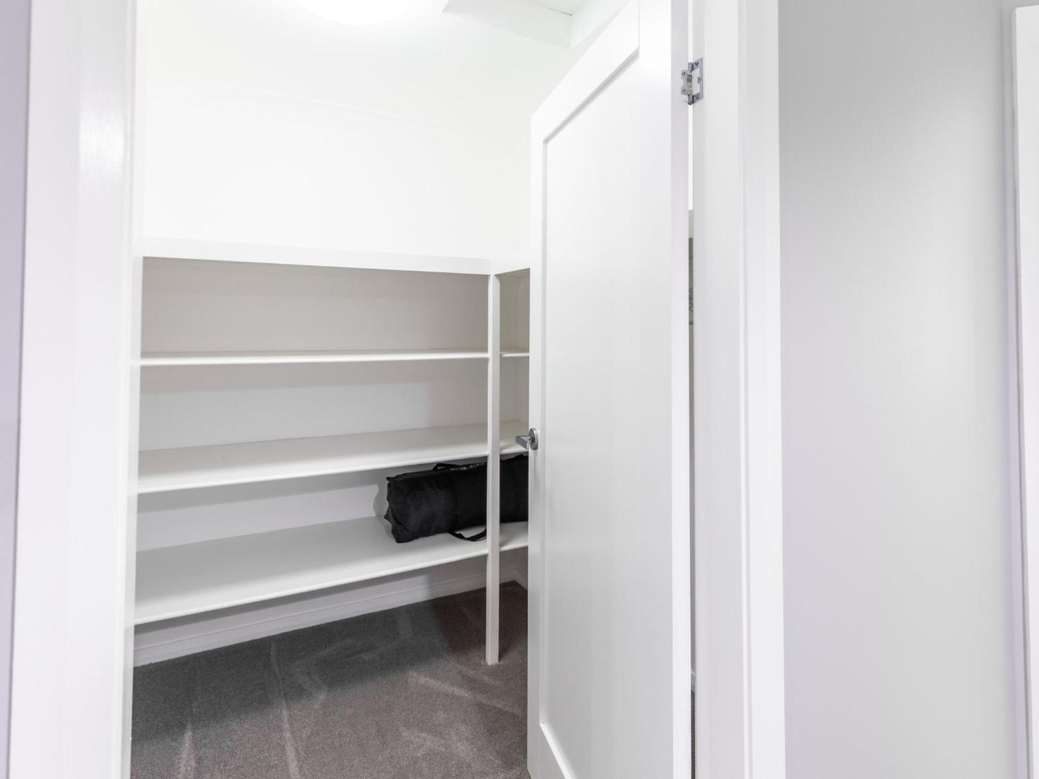 Kristie Court 3, 7 Weatherly Close with air con and close to the beach